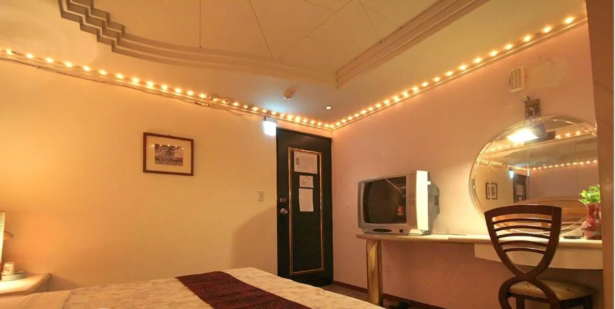 Photo of the whole room, Bed in Broadway Hotel