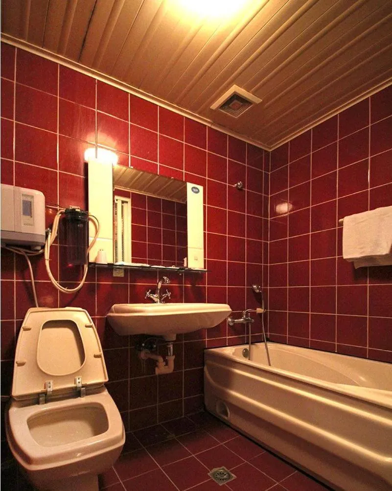 Bathroom in Broadway Hotel