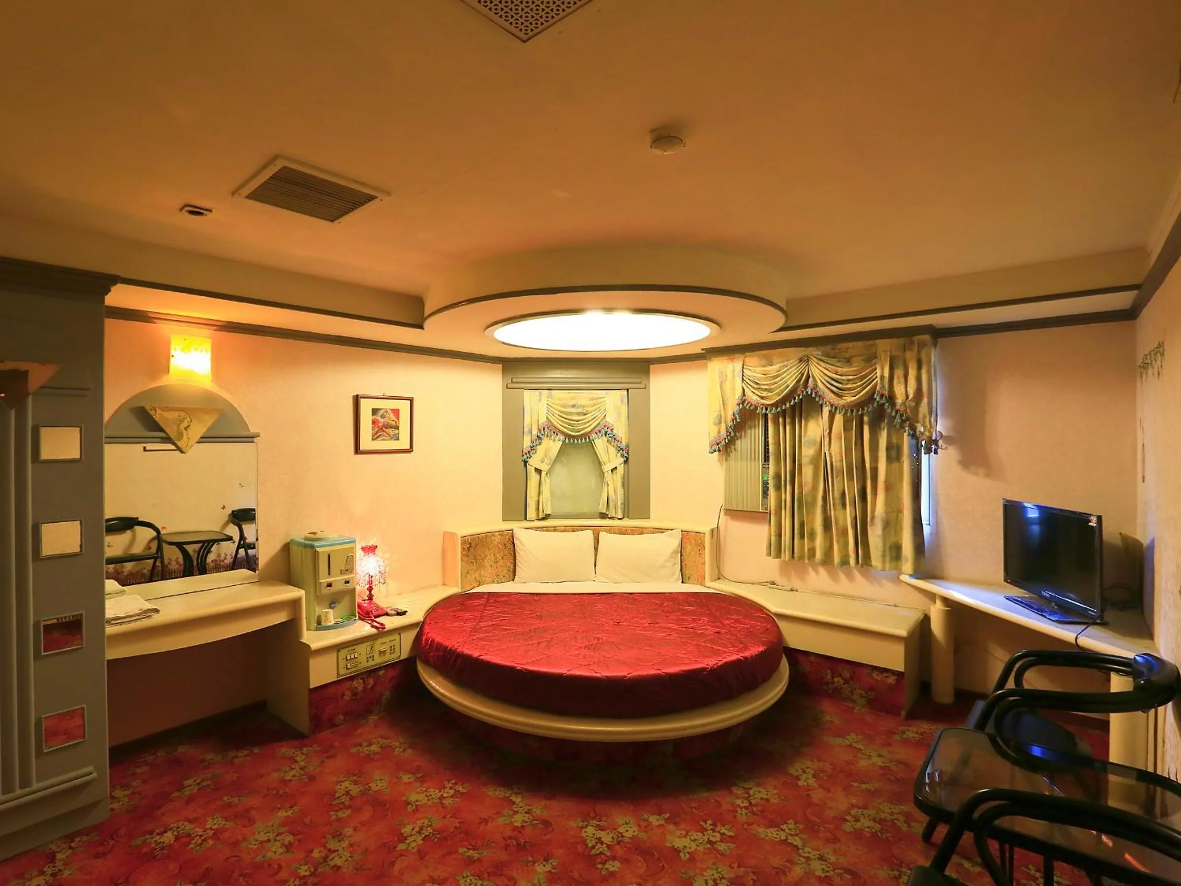 Photo of the whole room, Bed in Broadway Hotel