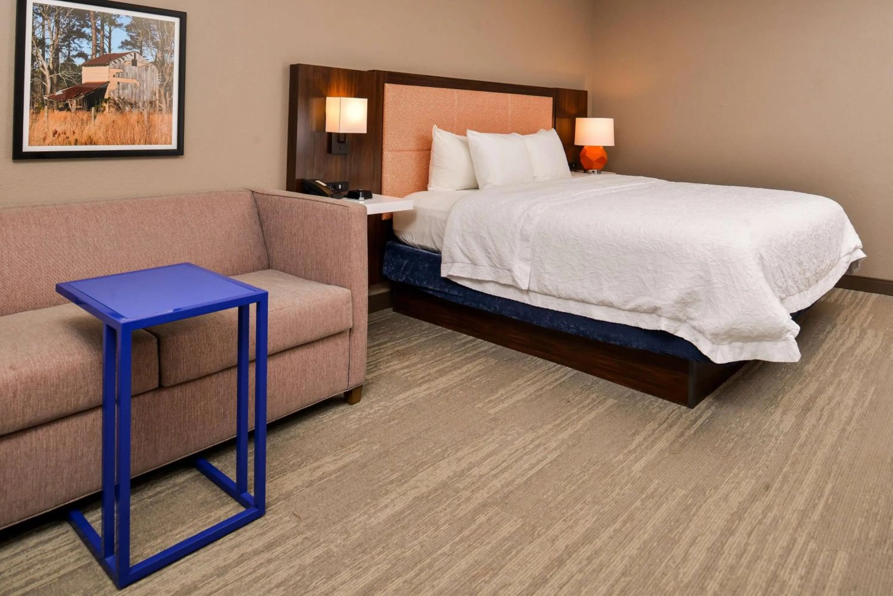 Living room, Bed in Hampton Inn Emporia