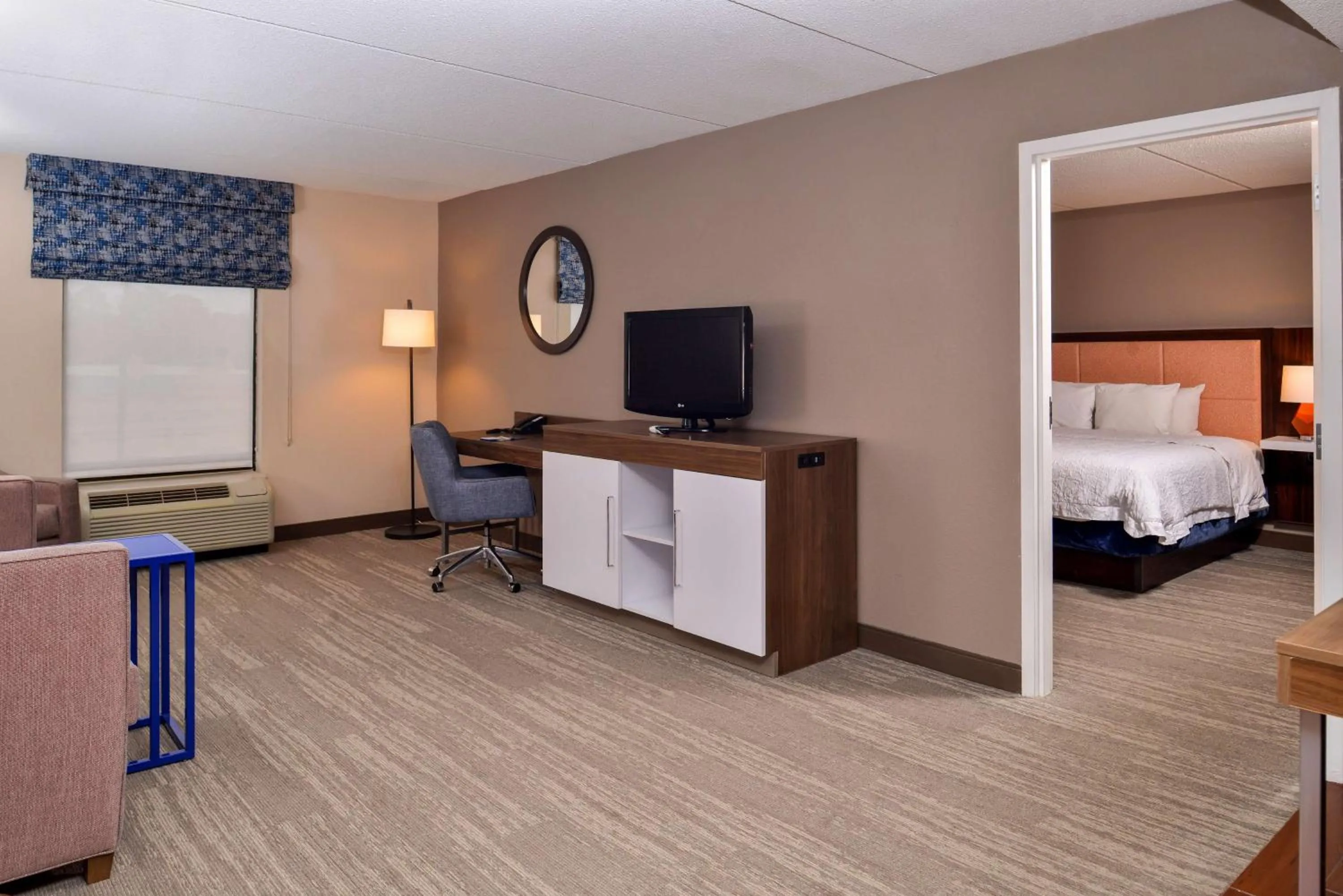 Photo of the whole room, Bed in Hampton Inn Emporia