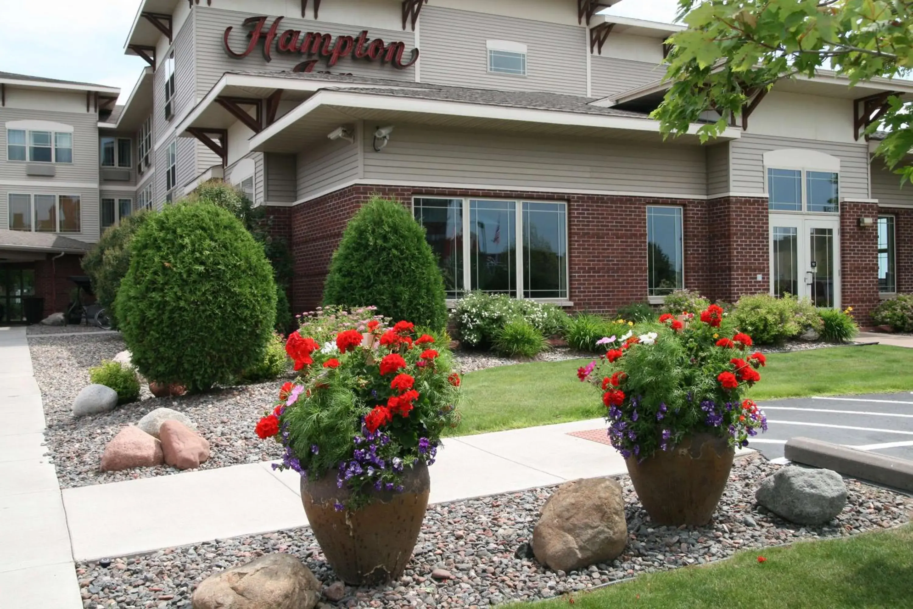 Property building in Hampton Inn Duluth-Canal Park Property building in Hampton Inn Duluth-Canal Park