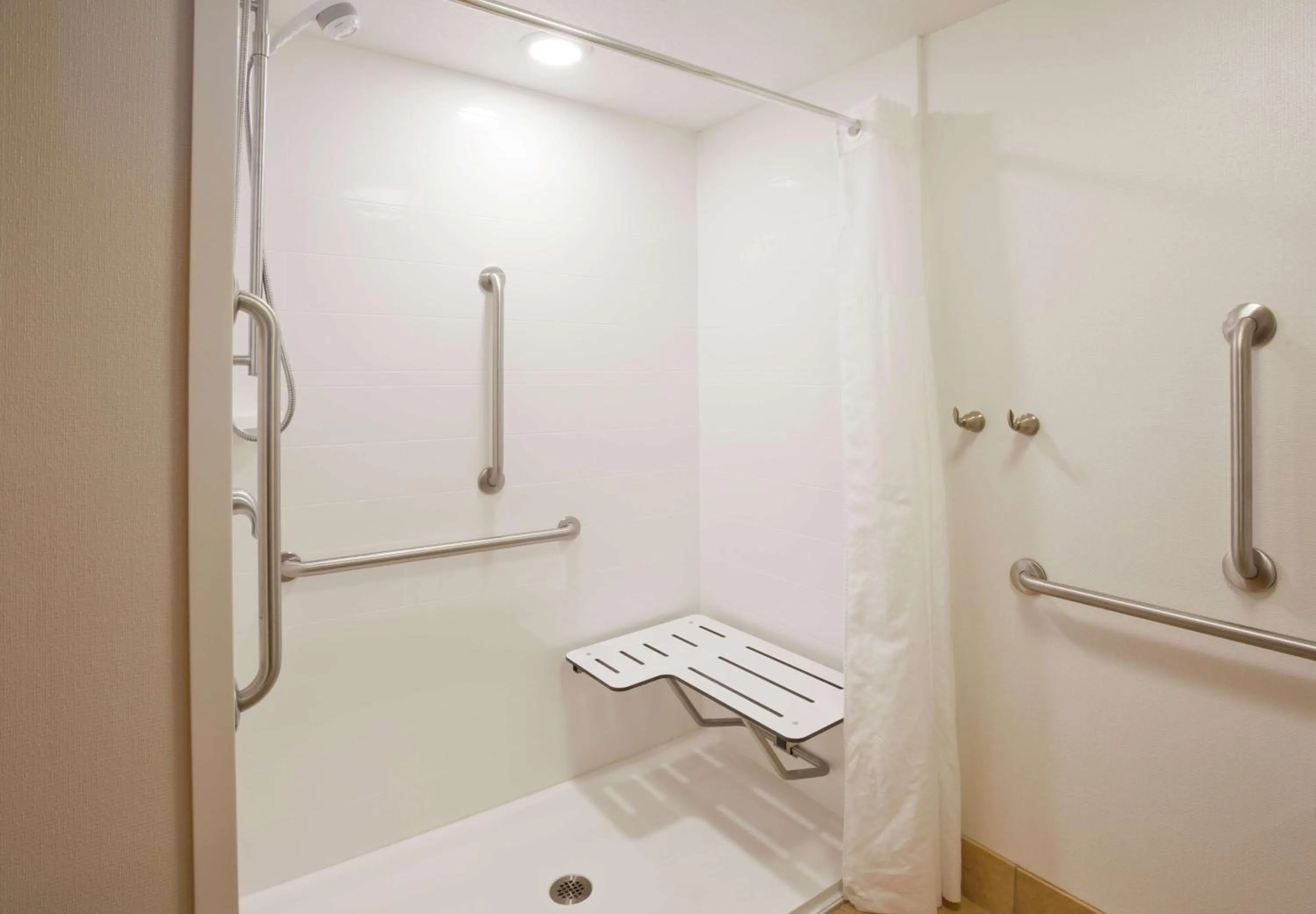 Bathroom in Hampton Inn Duluth-Canal Park