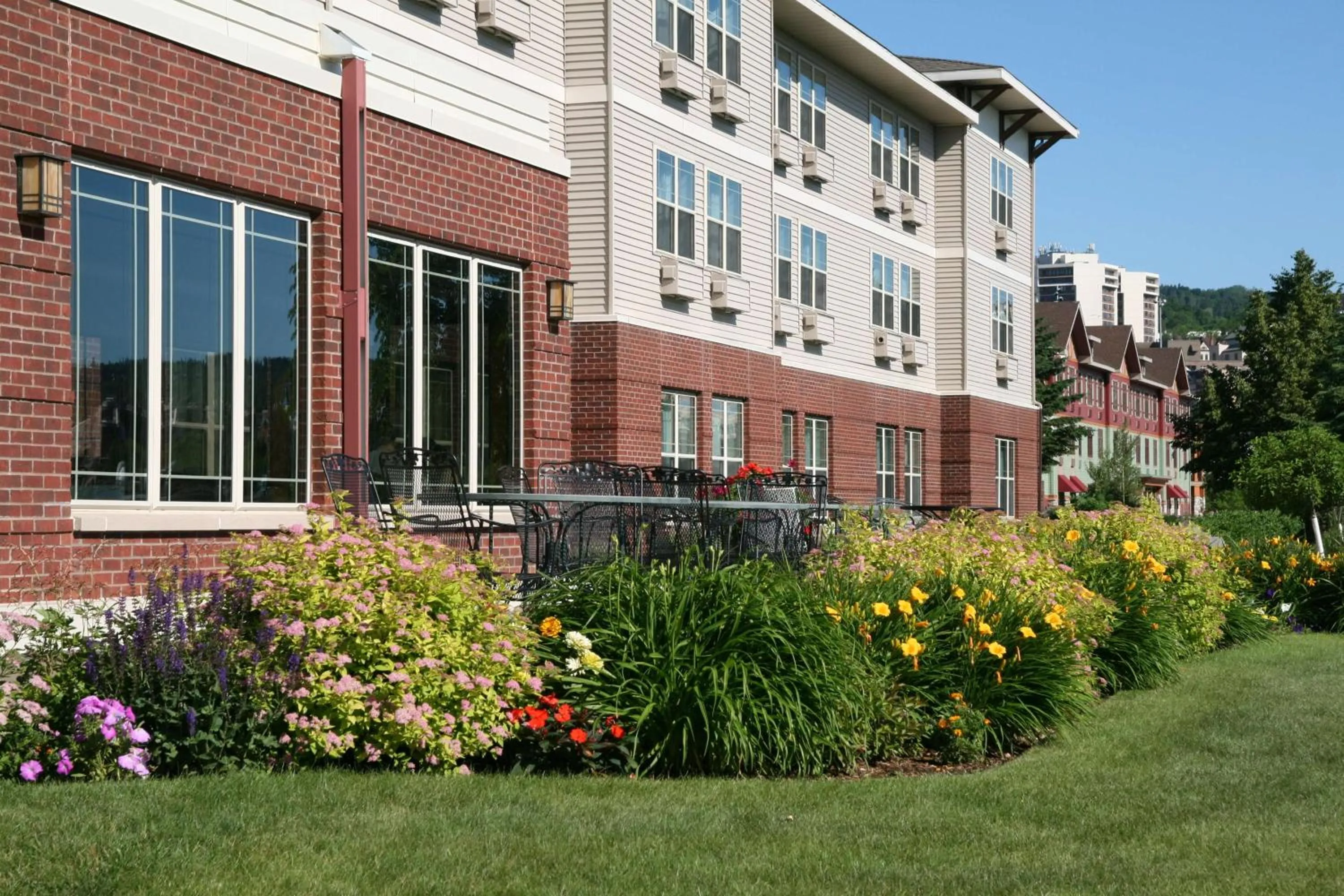 Garden in Hampton Inn Duluth-Canal Park