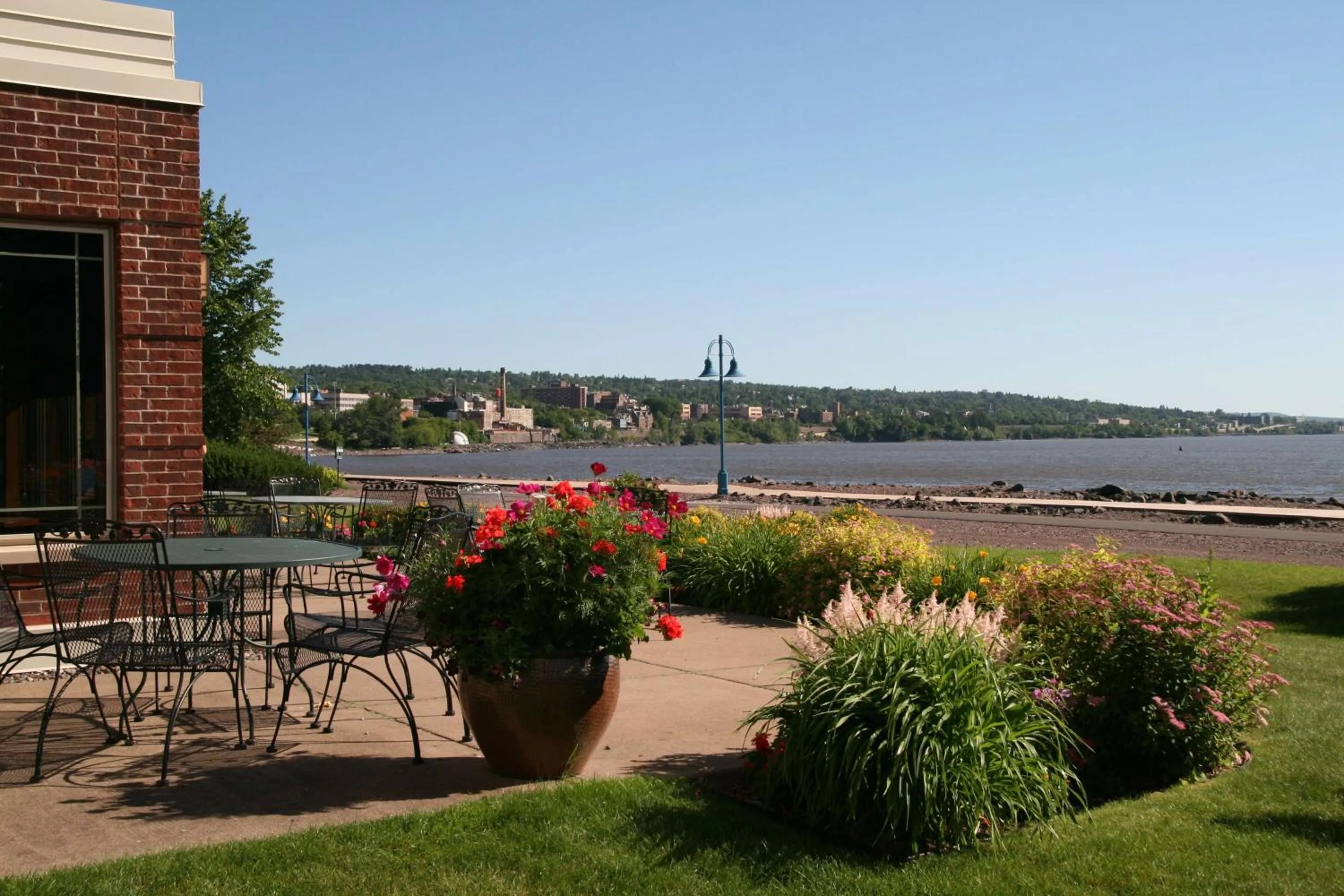 Patio in Hampton Inn Duluth-Canal Park