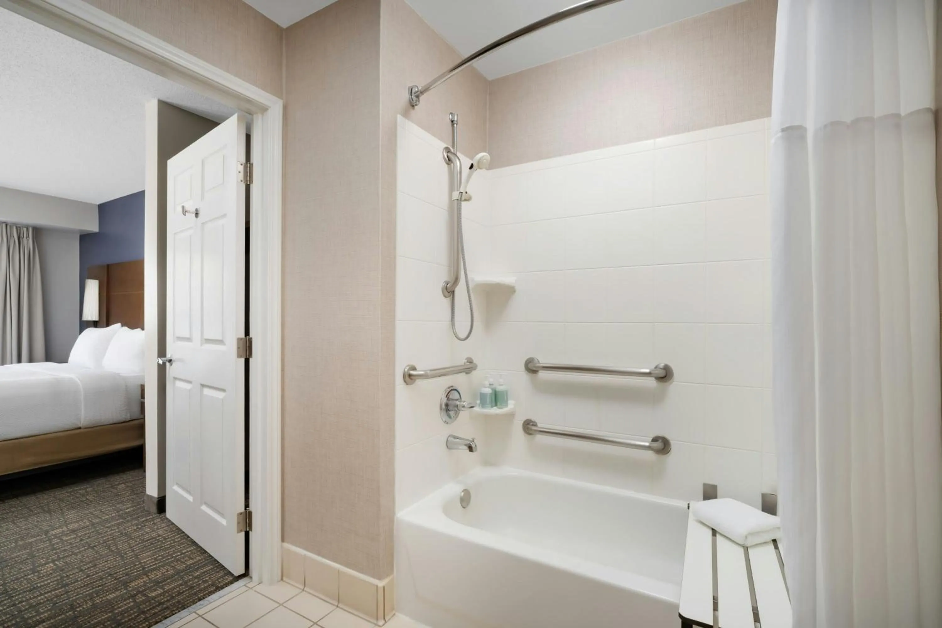 Lounge or bar, Bed in Residence Inn by Marriott Chicago / Bloomingdale