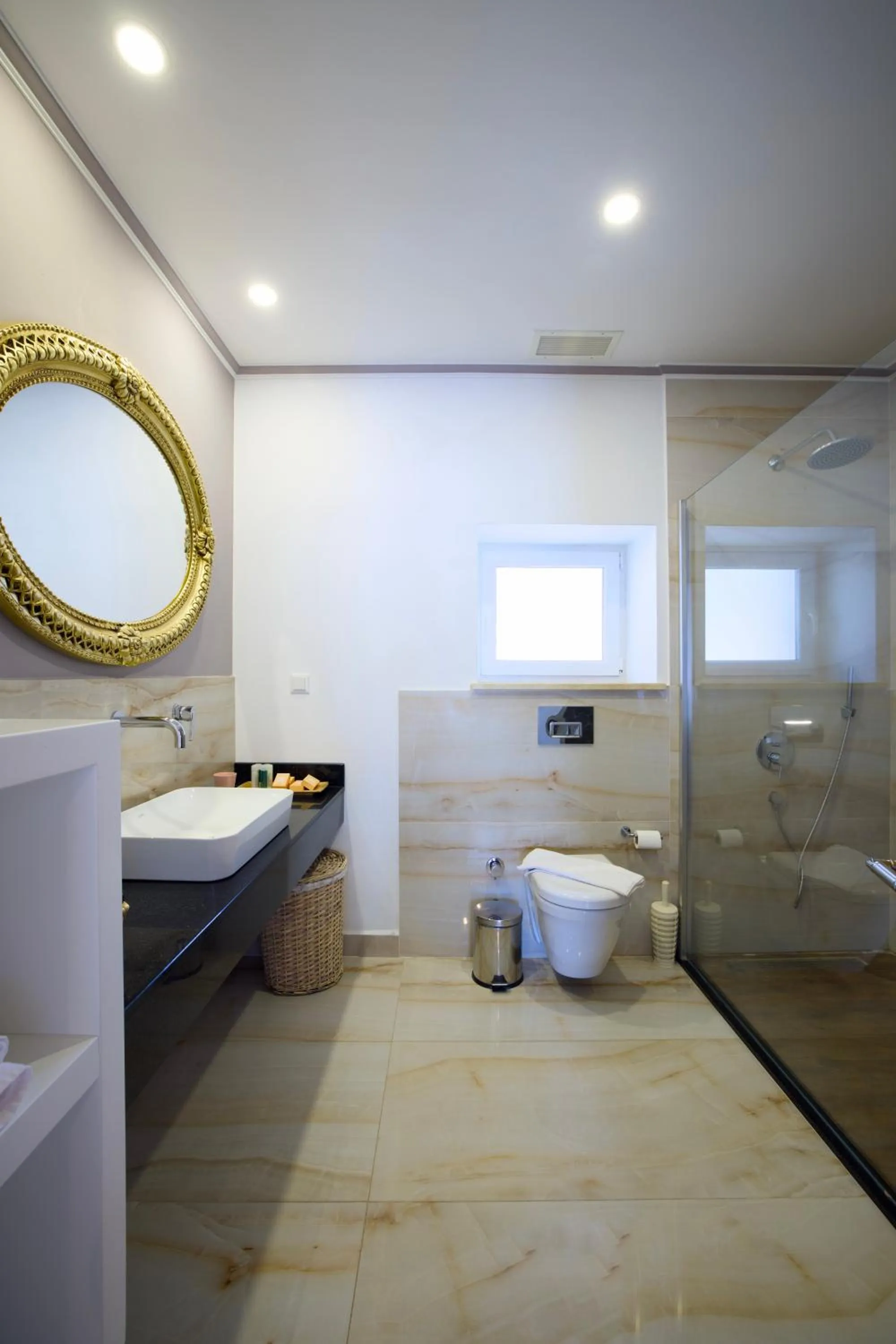 Shower in Blanca Beach Hotel