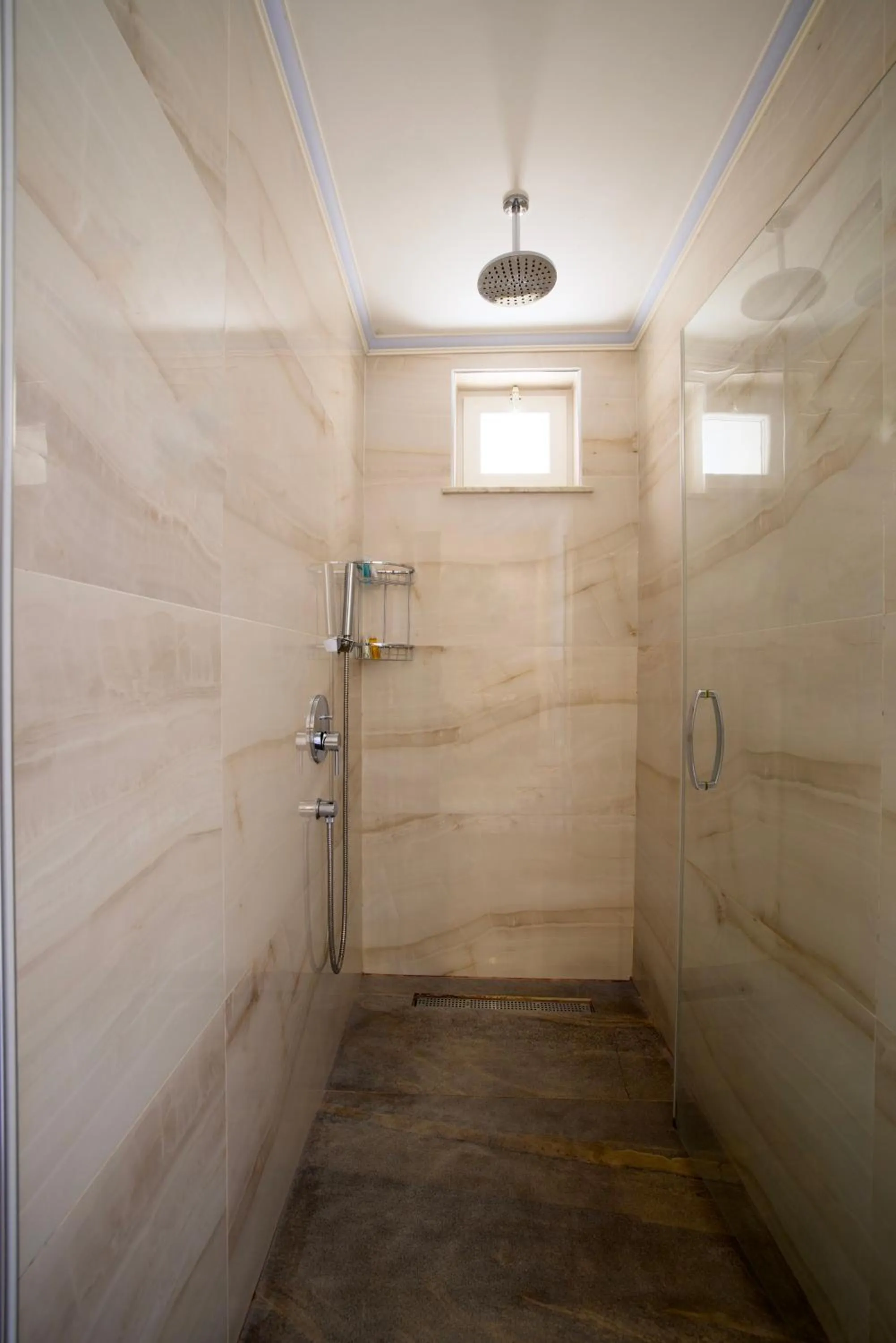 Shower in Blanca Beach Hotel