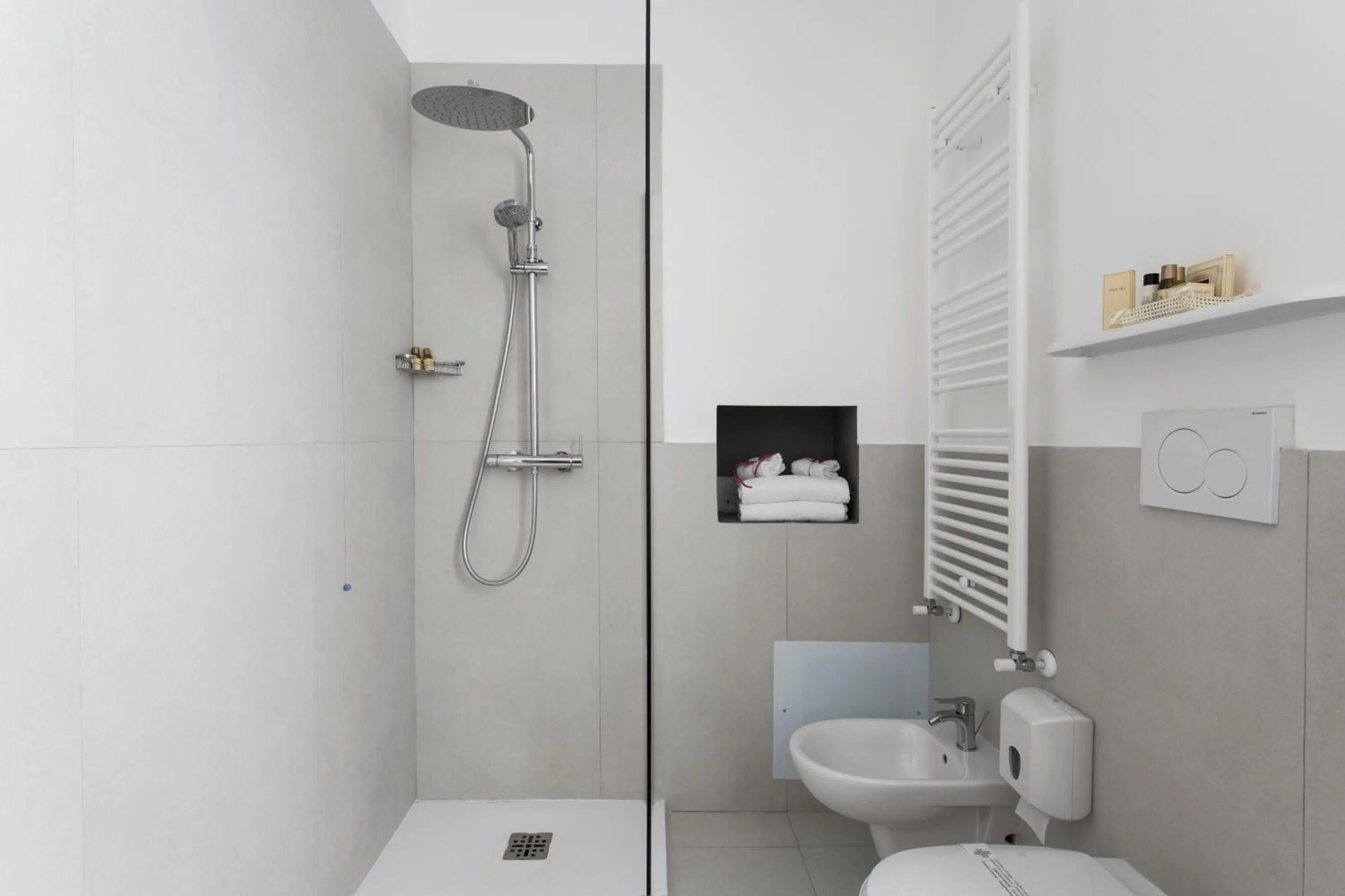 Shower, Bathroom in Hotel Zenit Salento