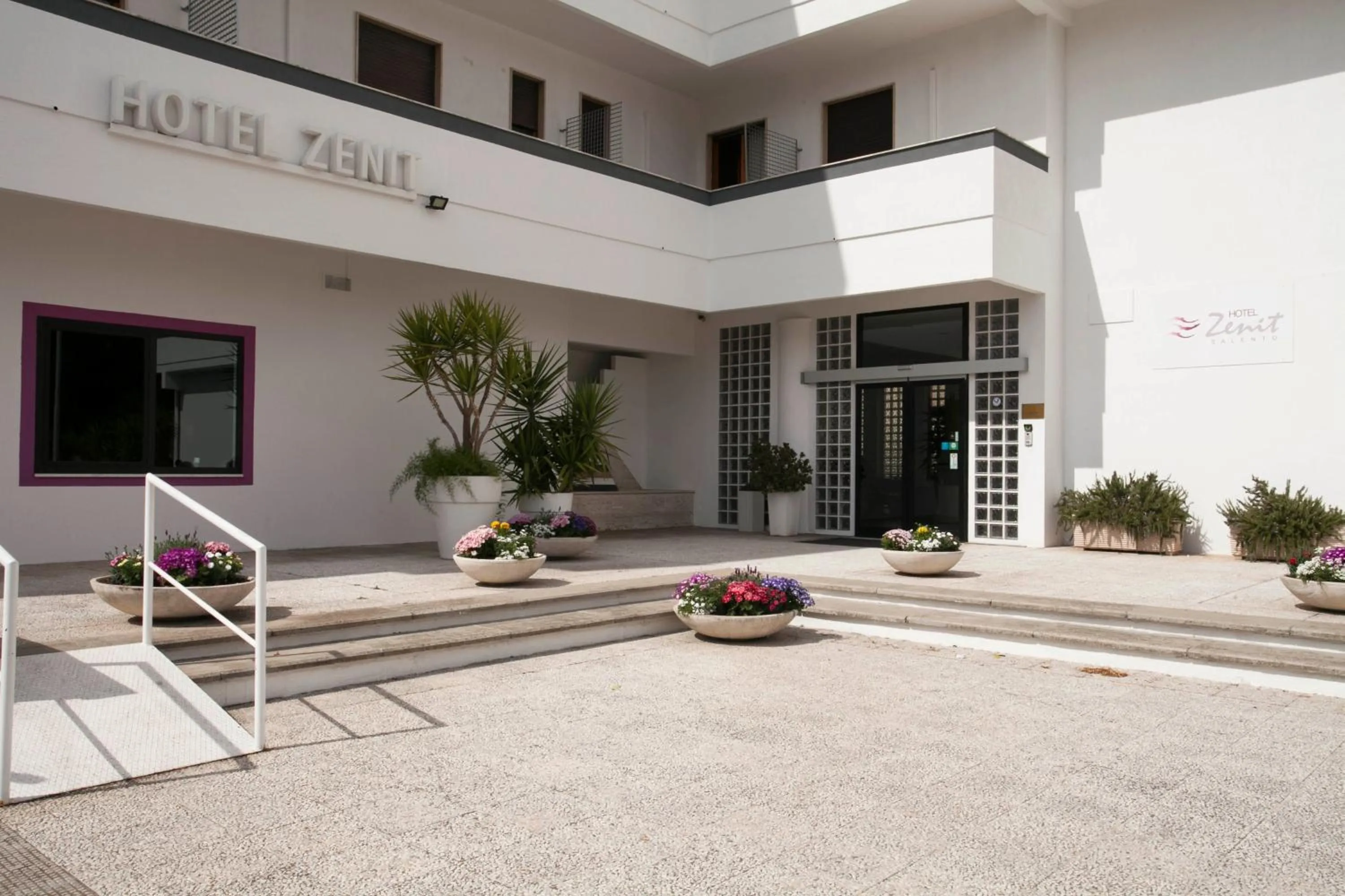 Facade/entrance, Property Building in Hotel Zenit Salento