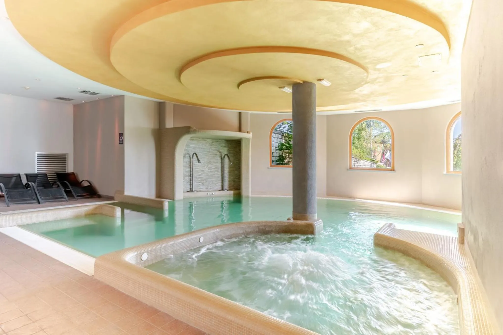 Swimming pool in Hotel Norge