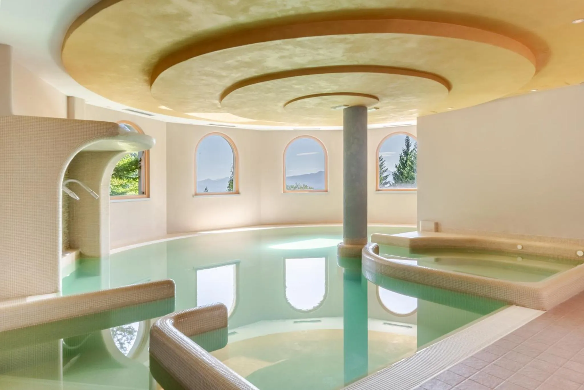 Swimming pool in Hotel Norge