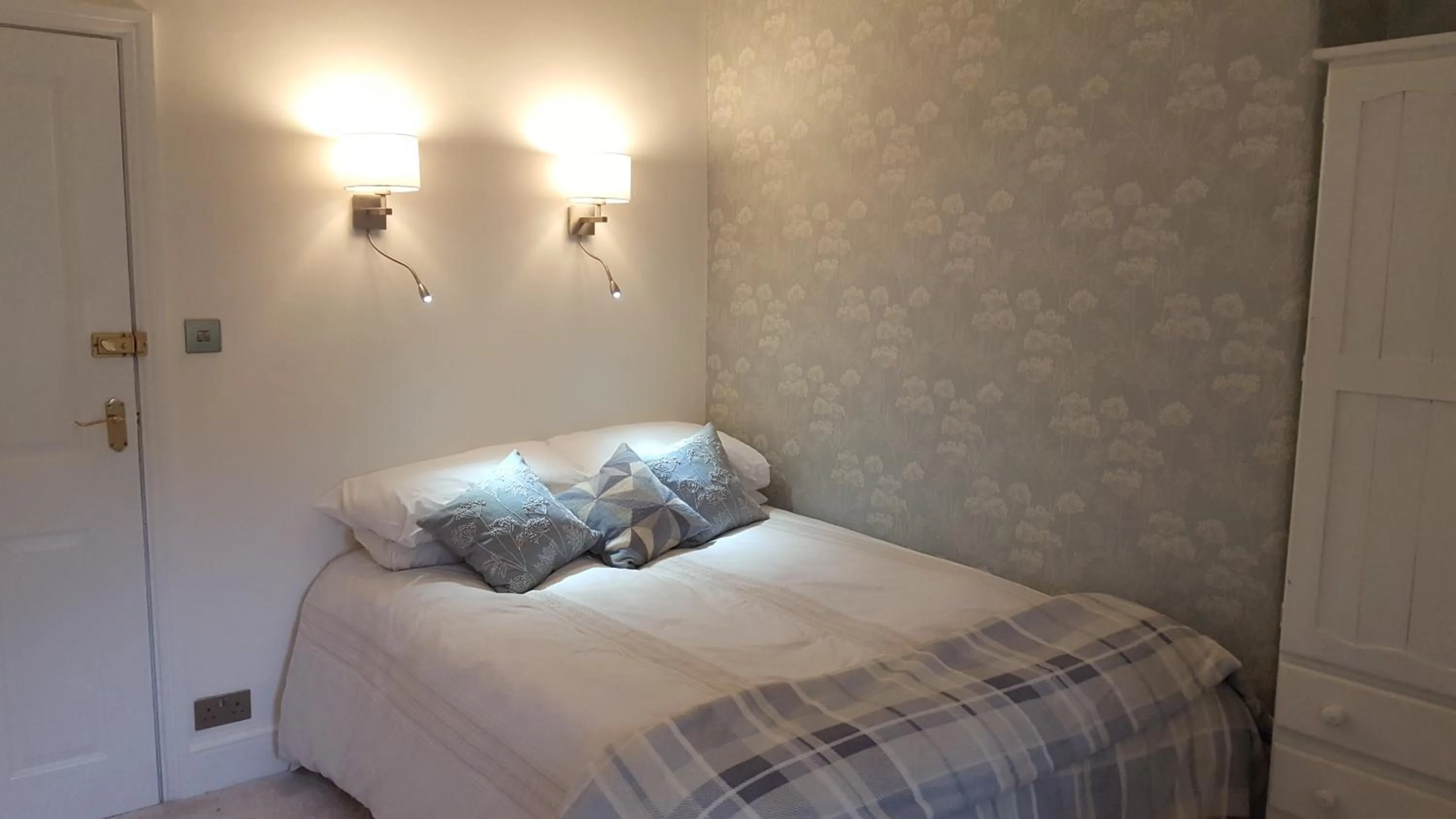 Photo of the whole room, Bed in Grosmont House