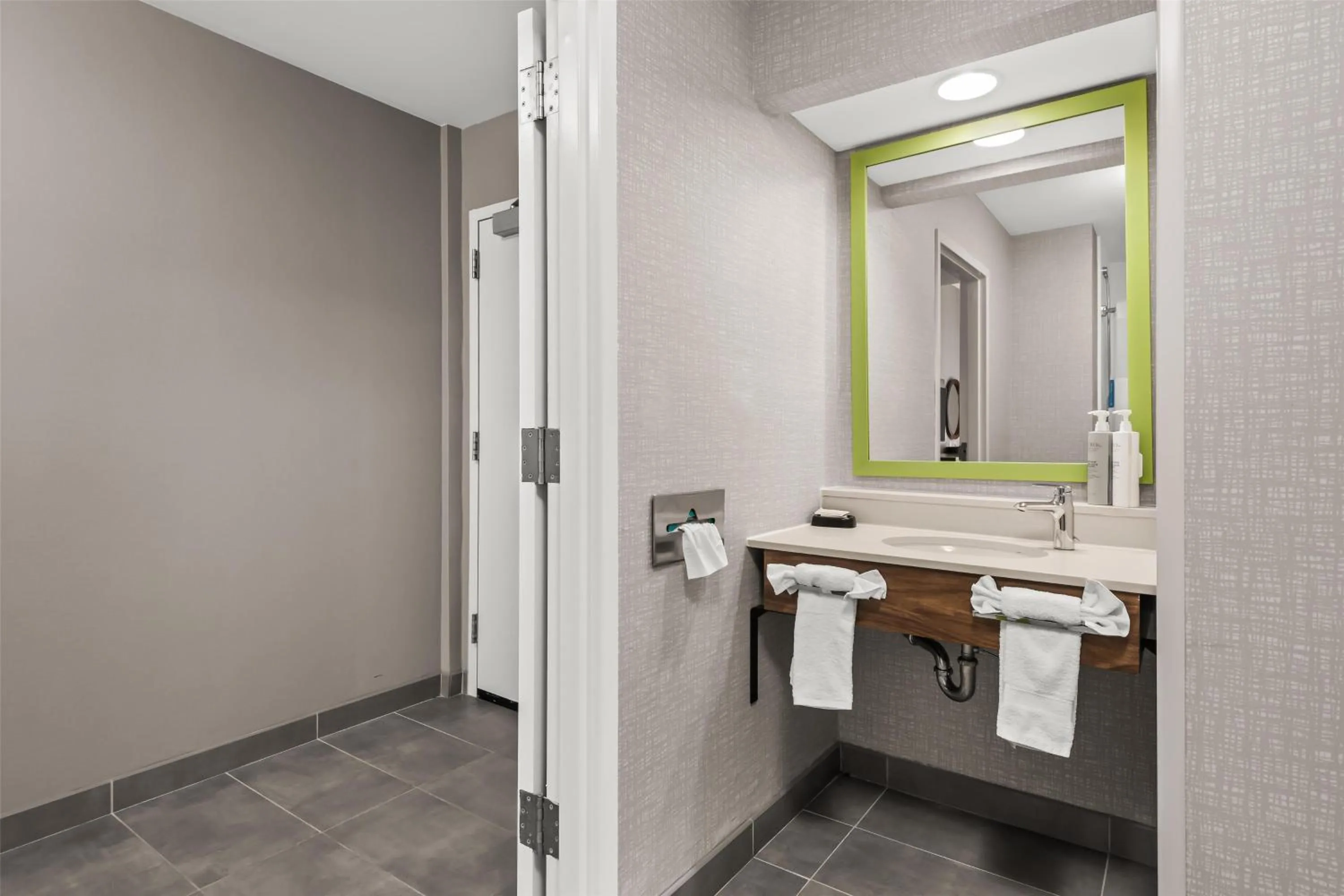 Bathroom in Hampton Inn Elkton