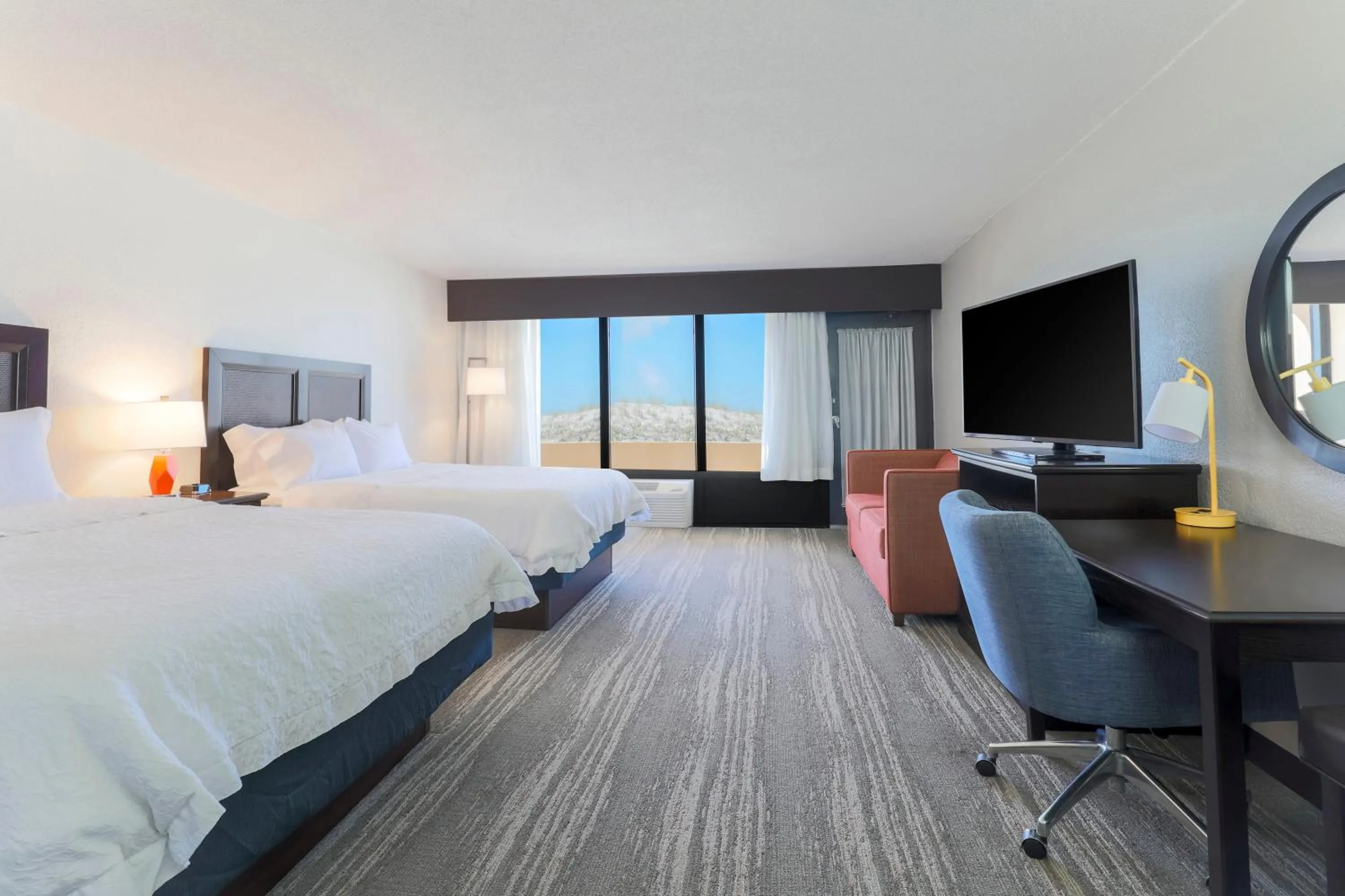 Seating area, Bed in Hampton Inn Fort Walton Beach