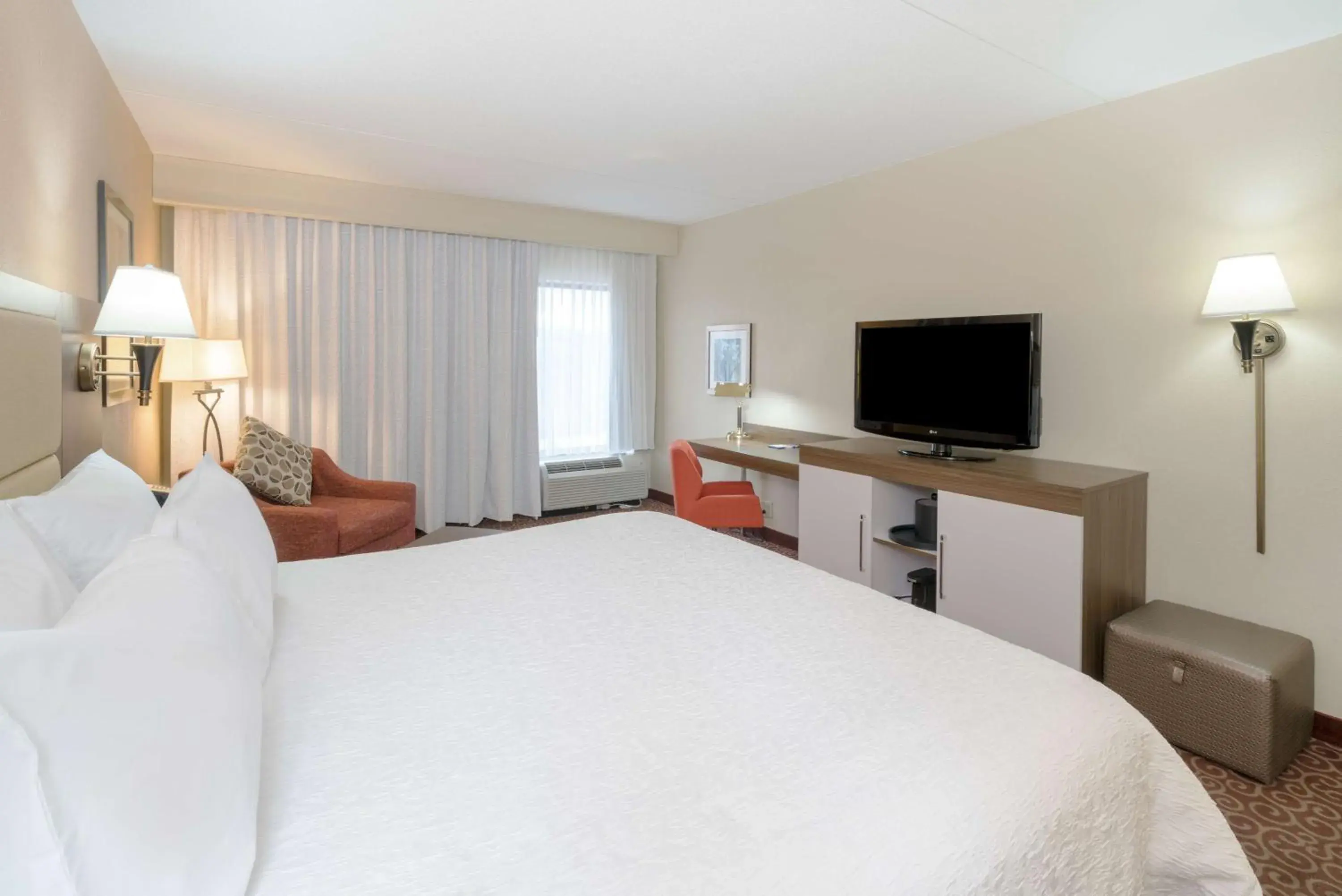 Bedroom, Bed in Hampton Inn Frostburg Bedroom, Bed in Hampton Inn Frostburg