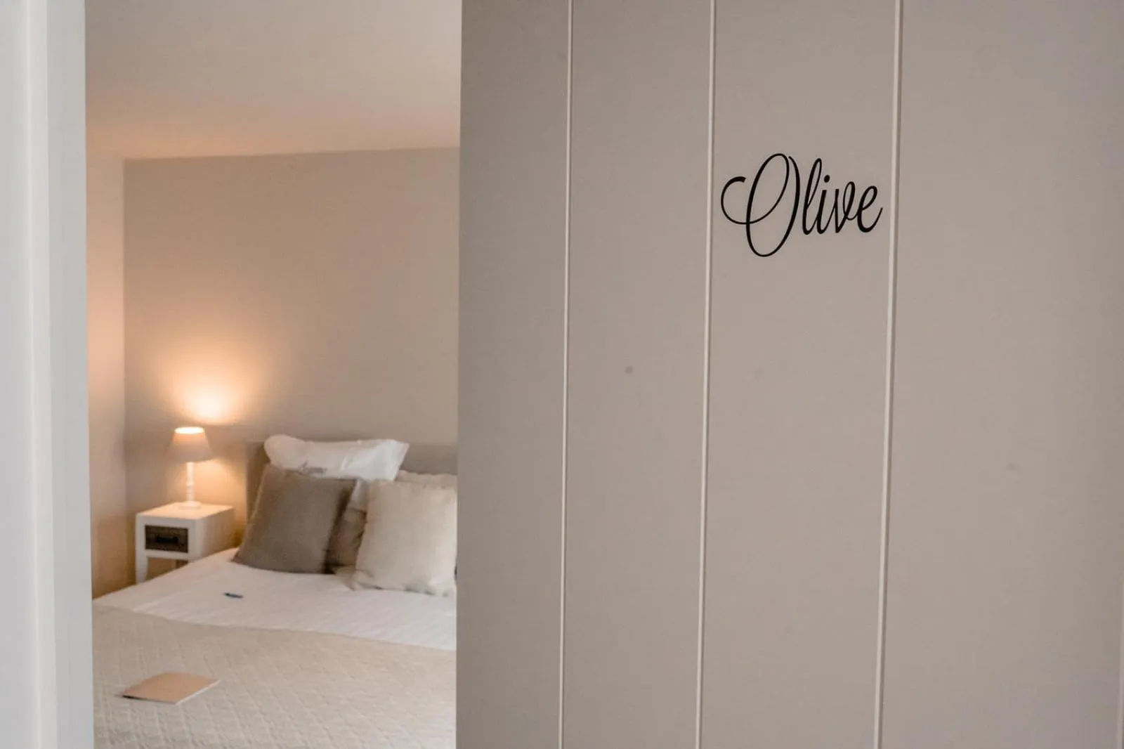 Photo of the whole room, Bed in Jeanne