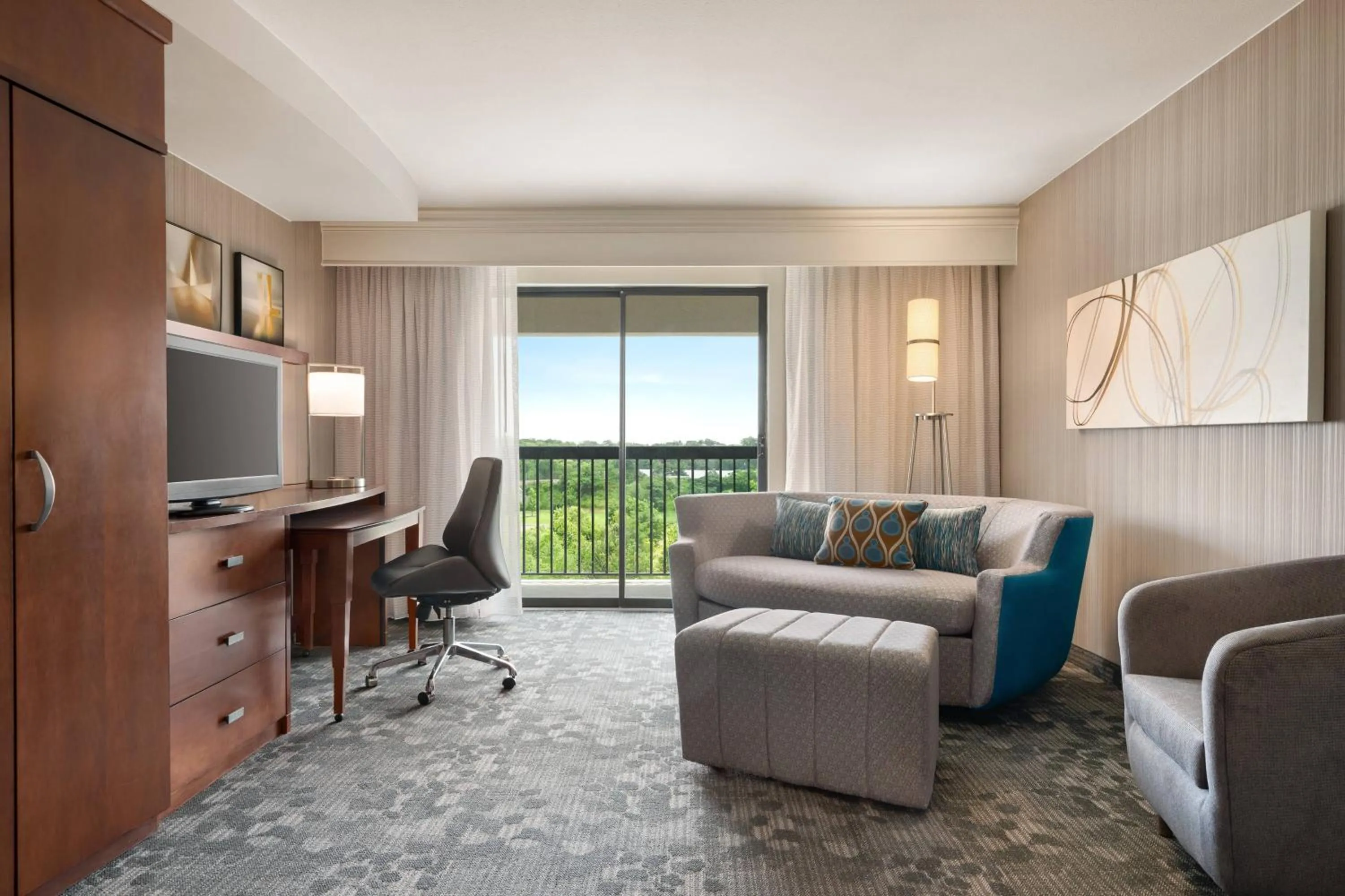 Living room in Courtyard by Marriott Philadelphia Montgomeryville