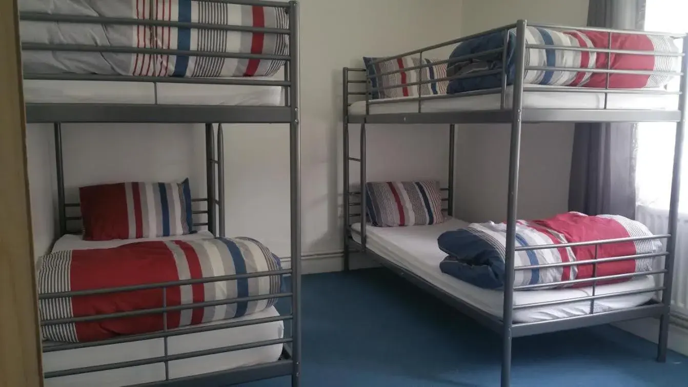 Bed in 6-Bed Mixed Dormitory Room in The Queens Hostel Bed in 6-Bed Mixed Dormitory Room in The Queens Hostel