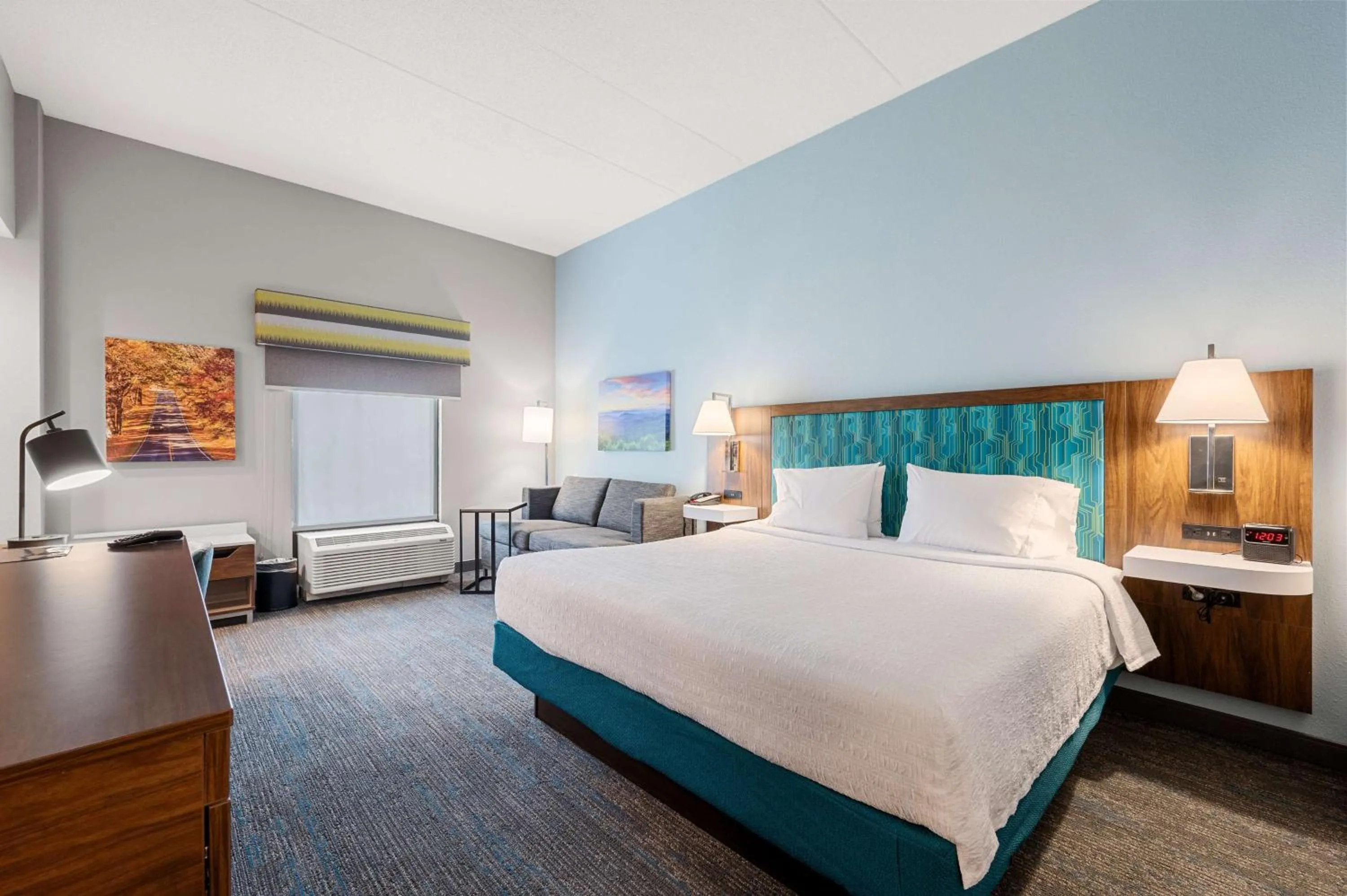 Bedroom, Bed in Hampton Inn Front Royal