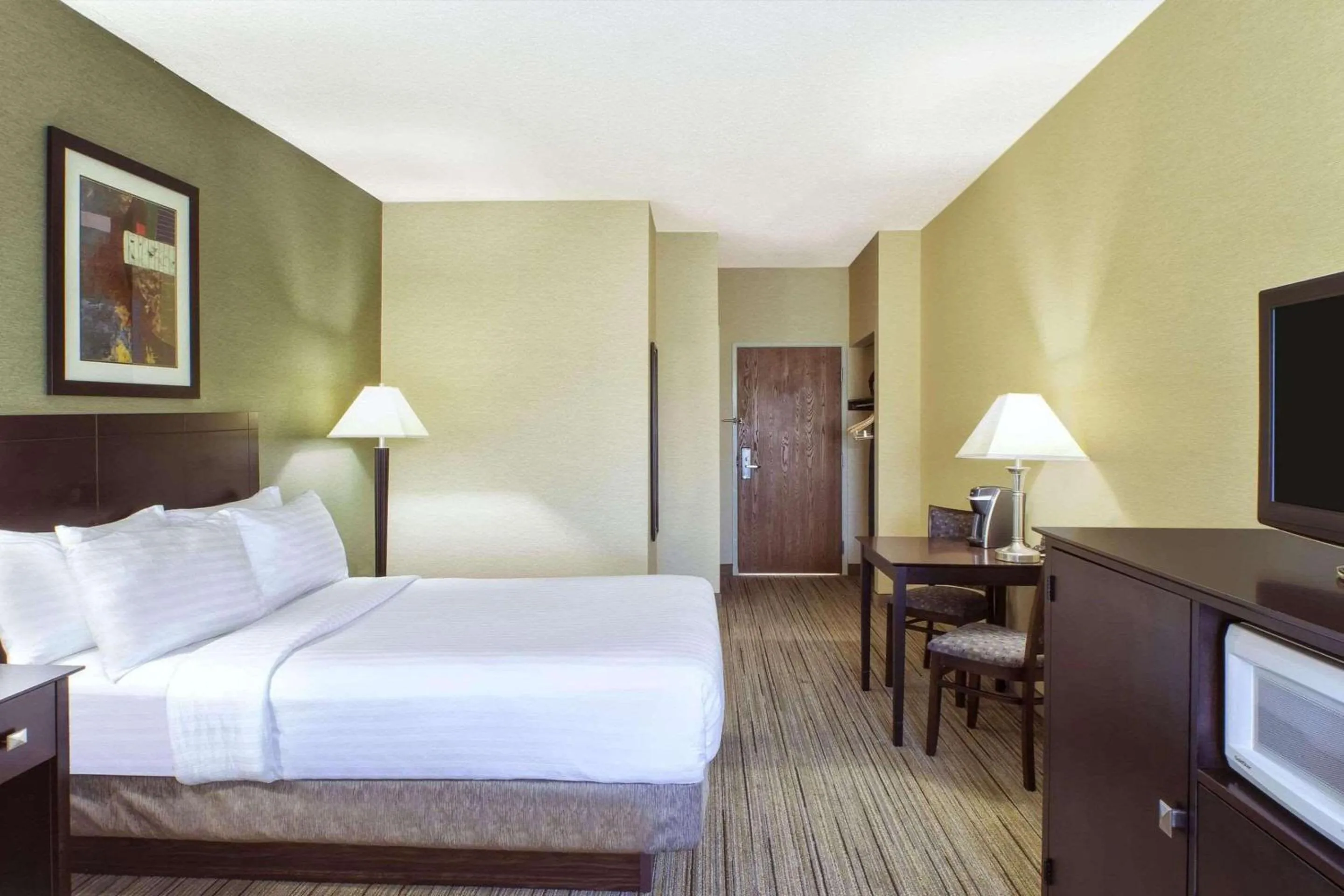 Bedroom, Bed in Country Inn & Suites by Radisson Benton Harbor-St Joseph MI