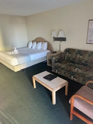 Bedroom, Bed in Boardwalk Beach Resort