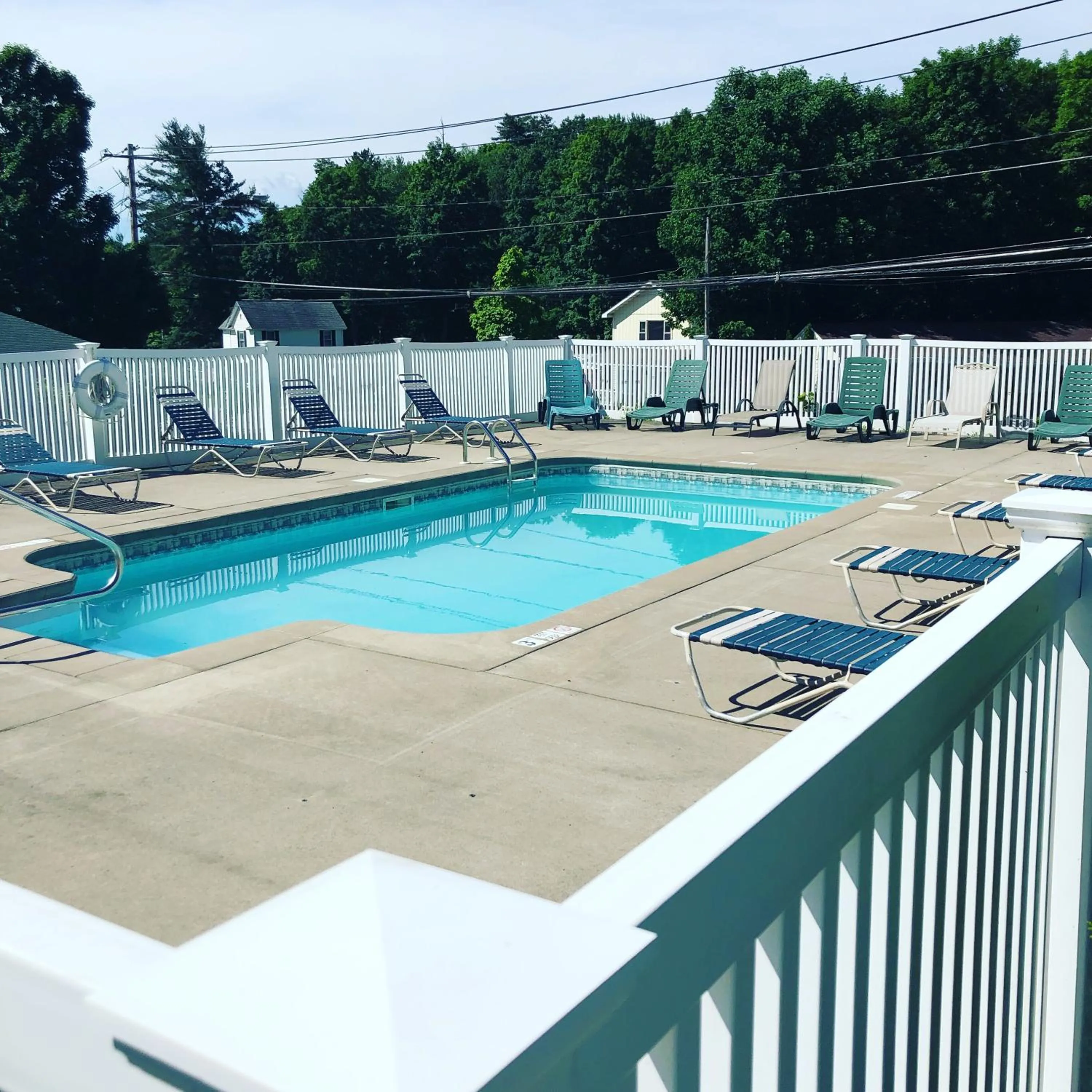 Swimming pool in Hillside Motel
