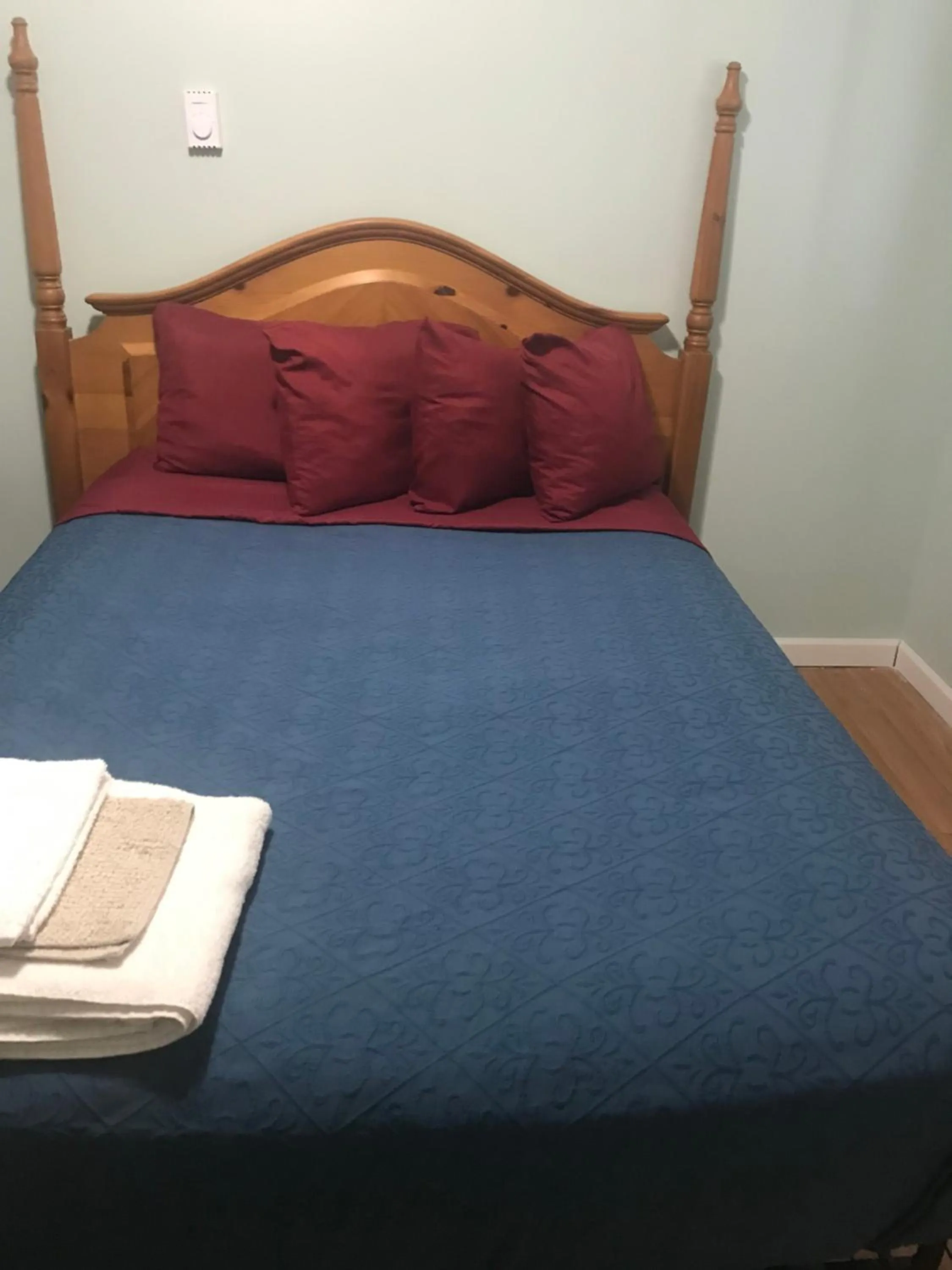 Bedroom in Hillside Motel