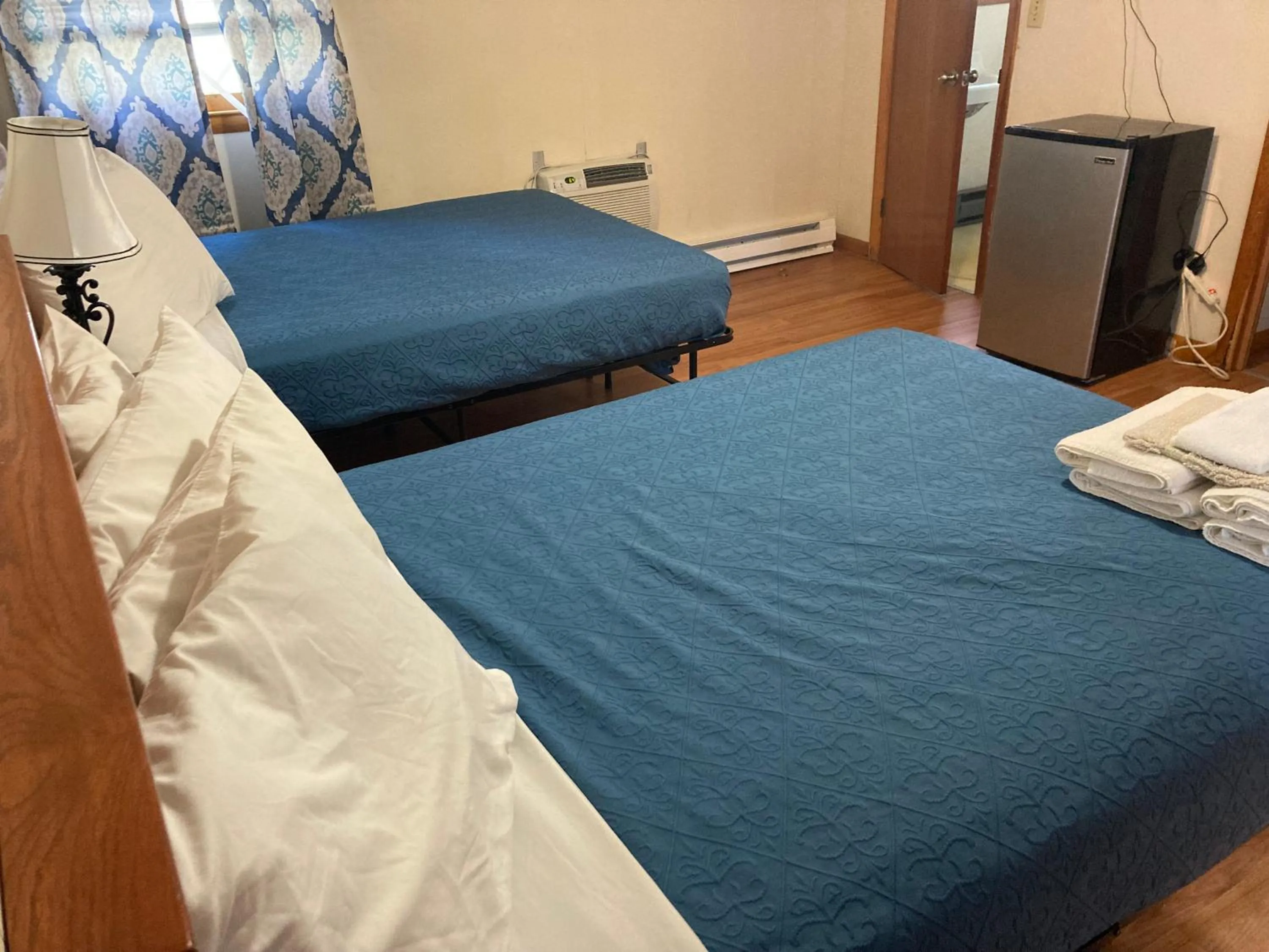 Bedroom in Hillside Motel