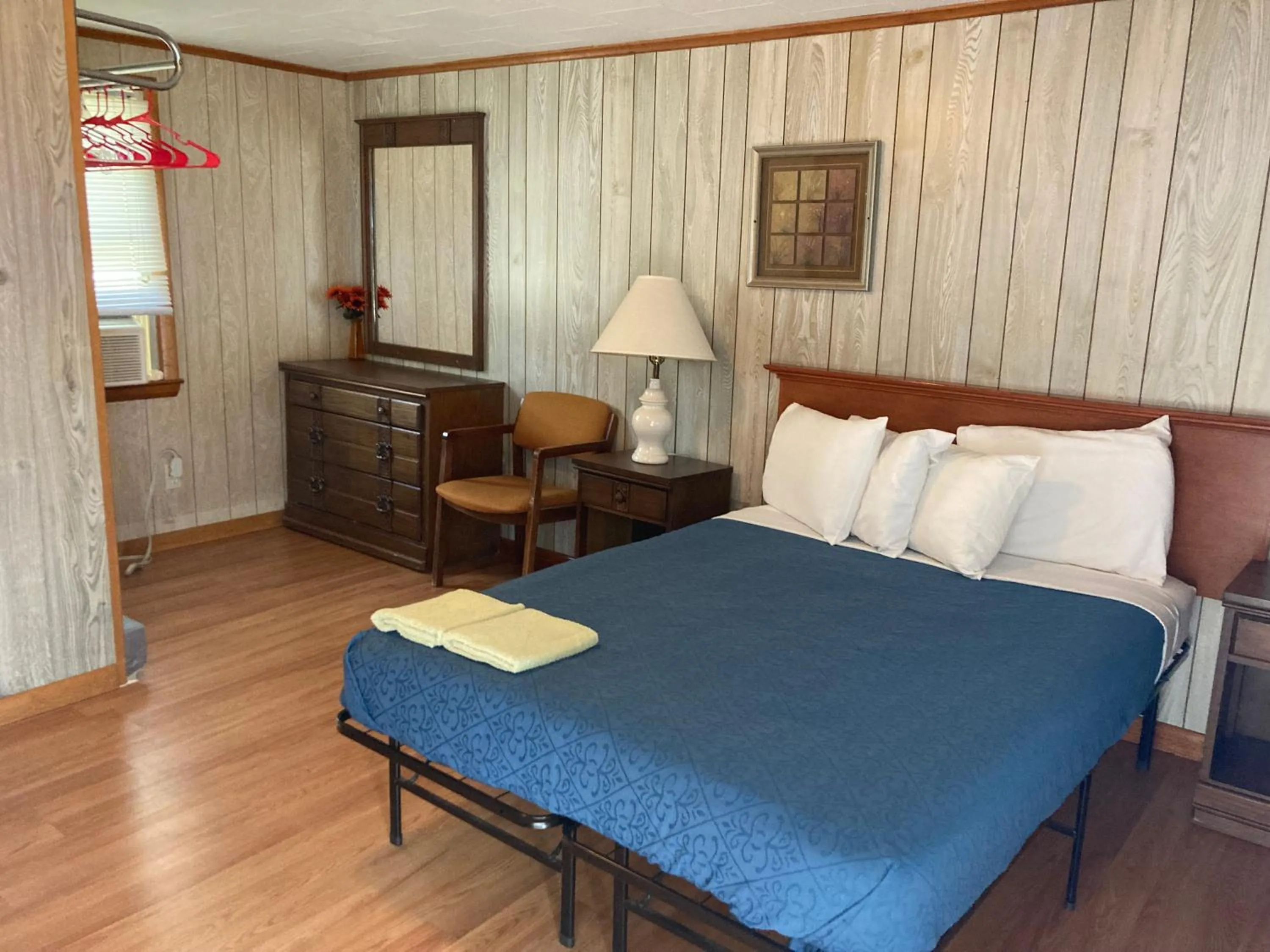 Bedroom in Hillside Motel