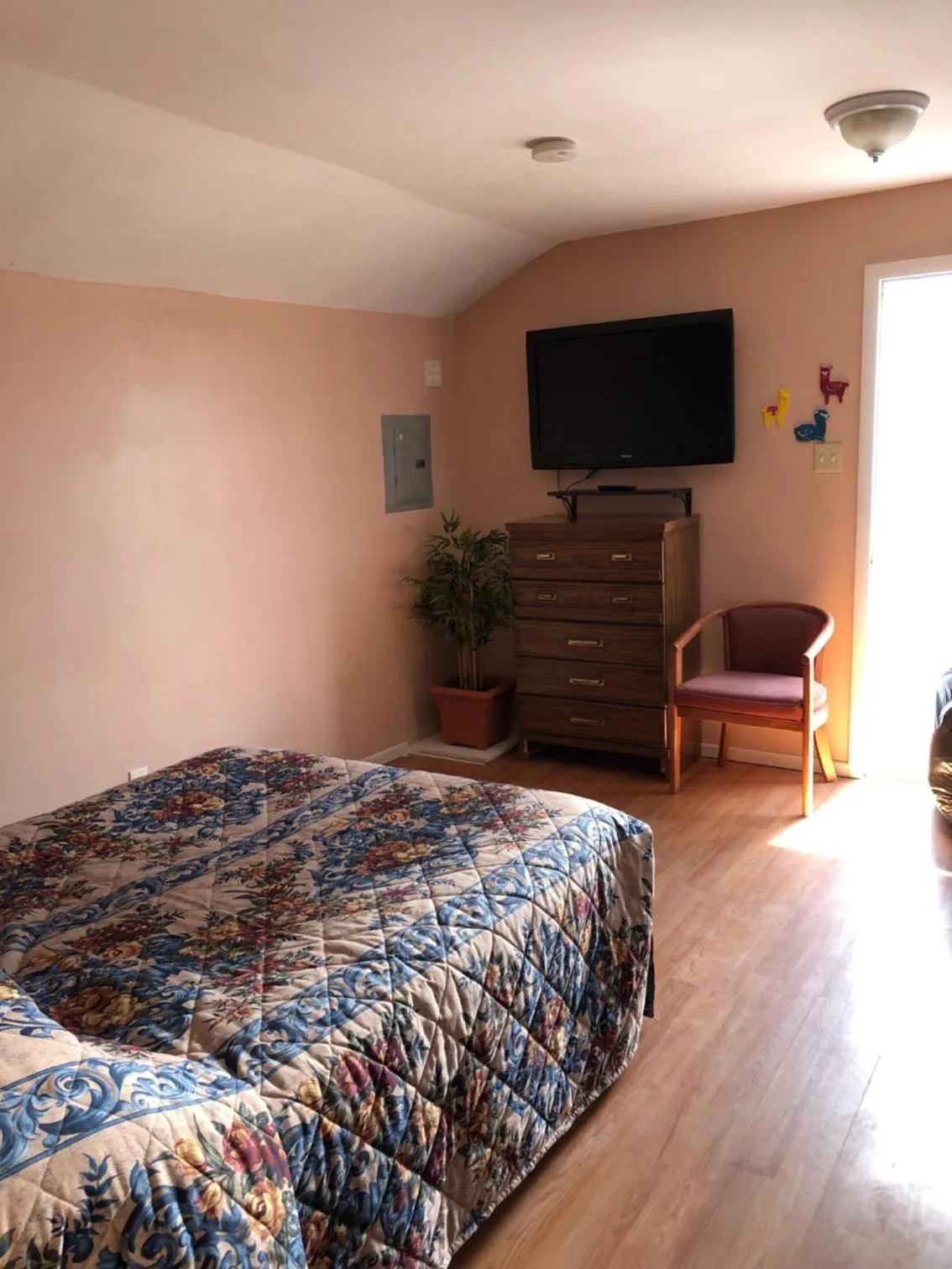 Bedroom in Hillside Motel