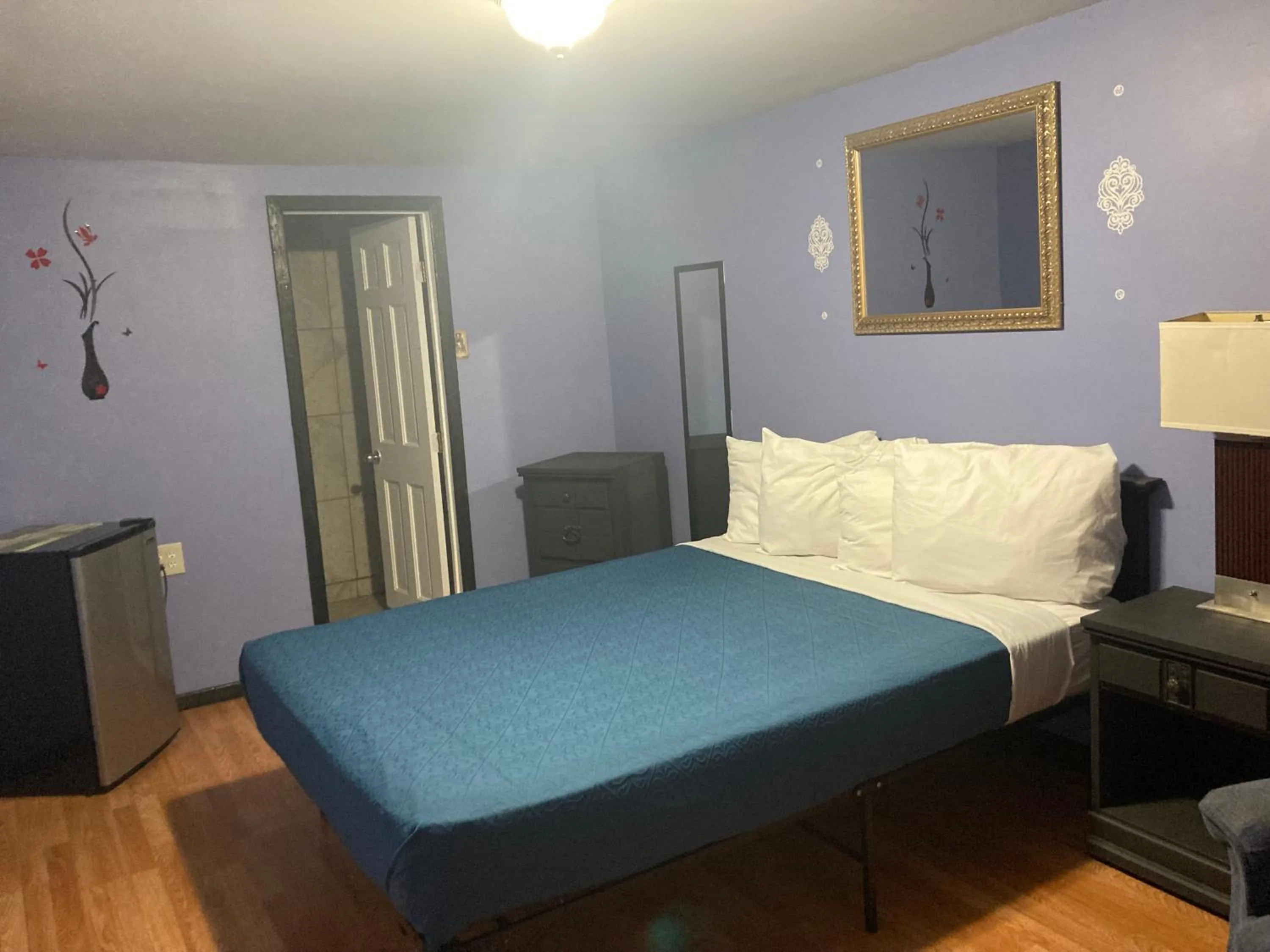 Bedroom in Hillside Motel