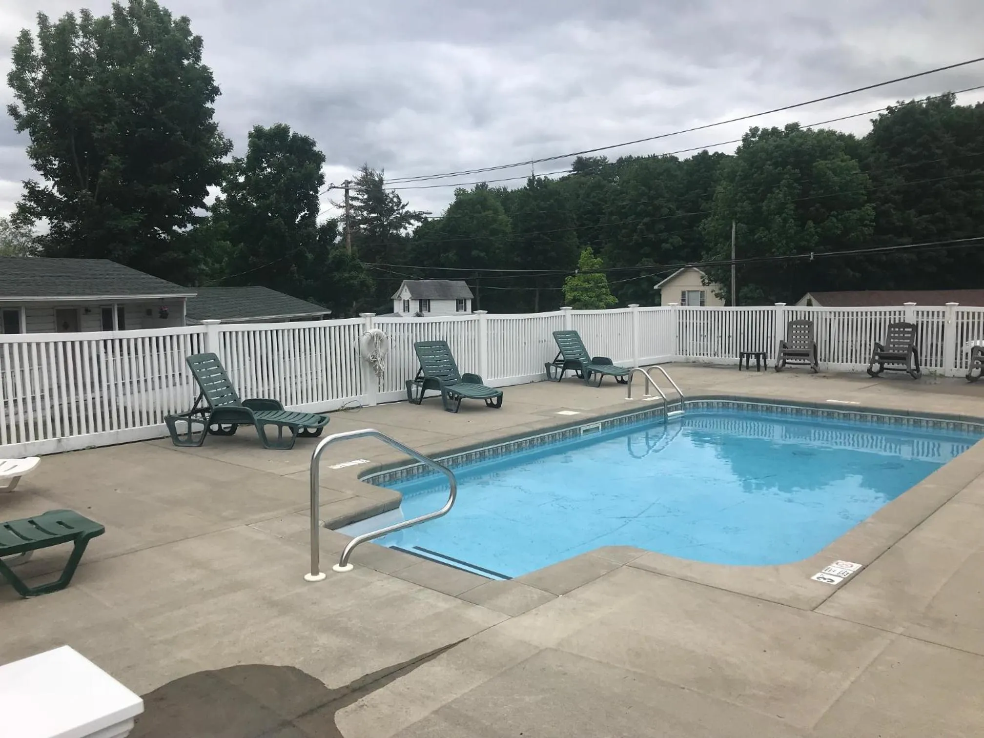 Swimming pool in Hillside Motel