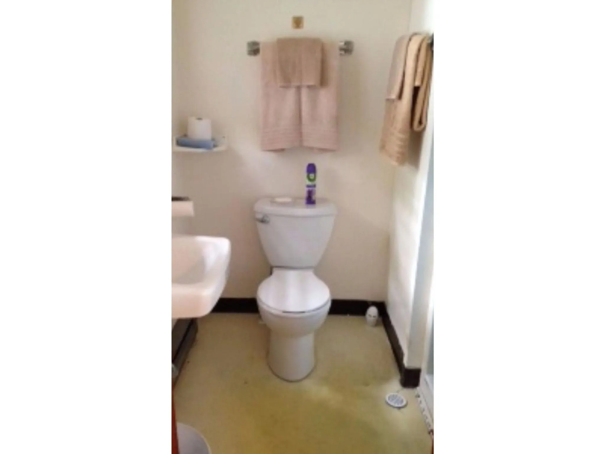 Bathroom in Hillside Motel