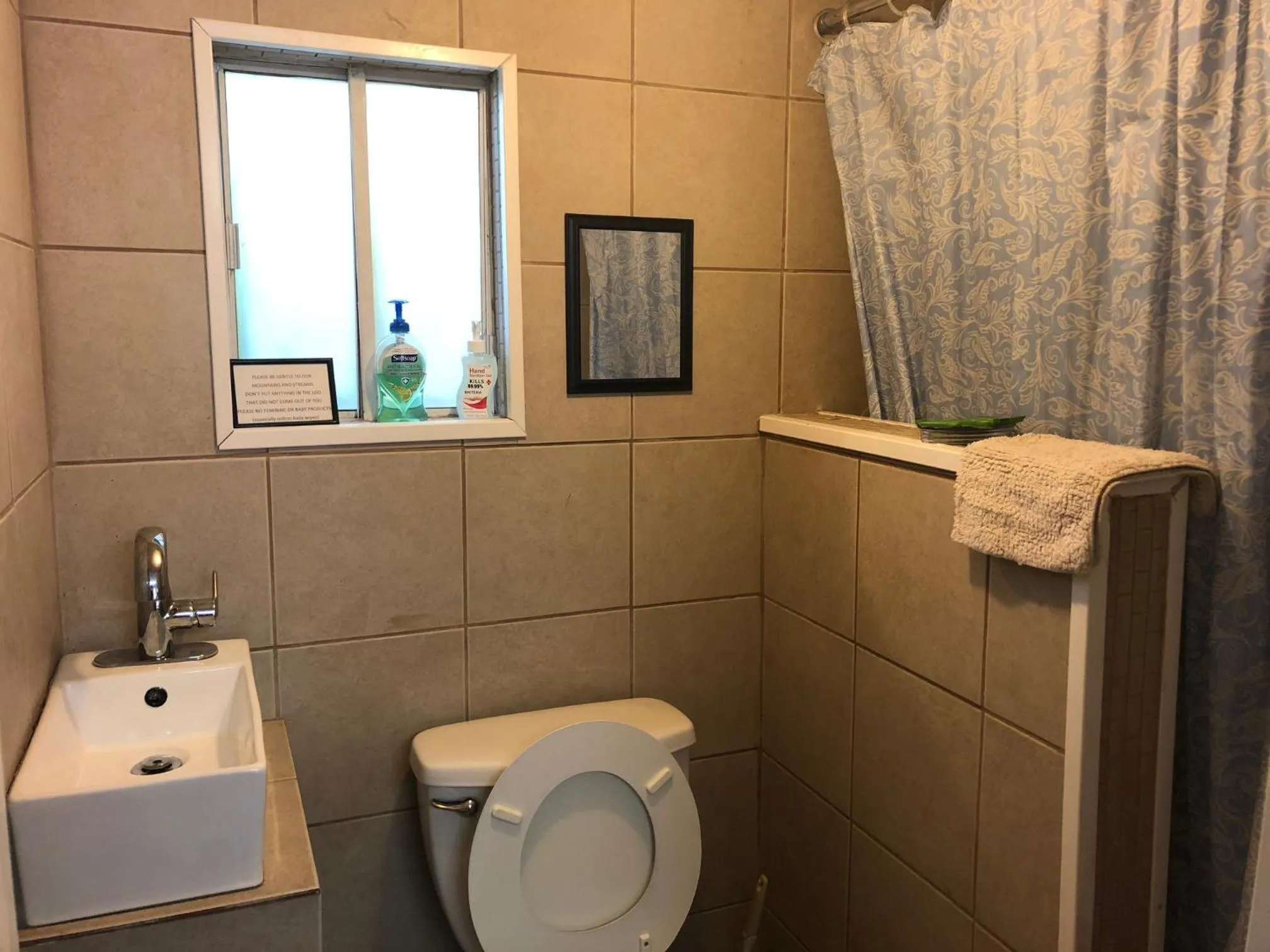 Bathroom in Hillside Motel