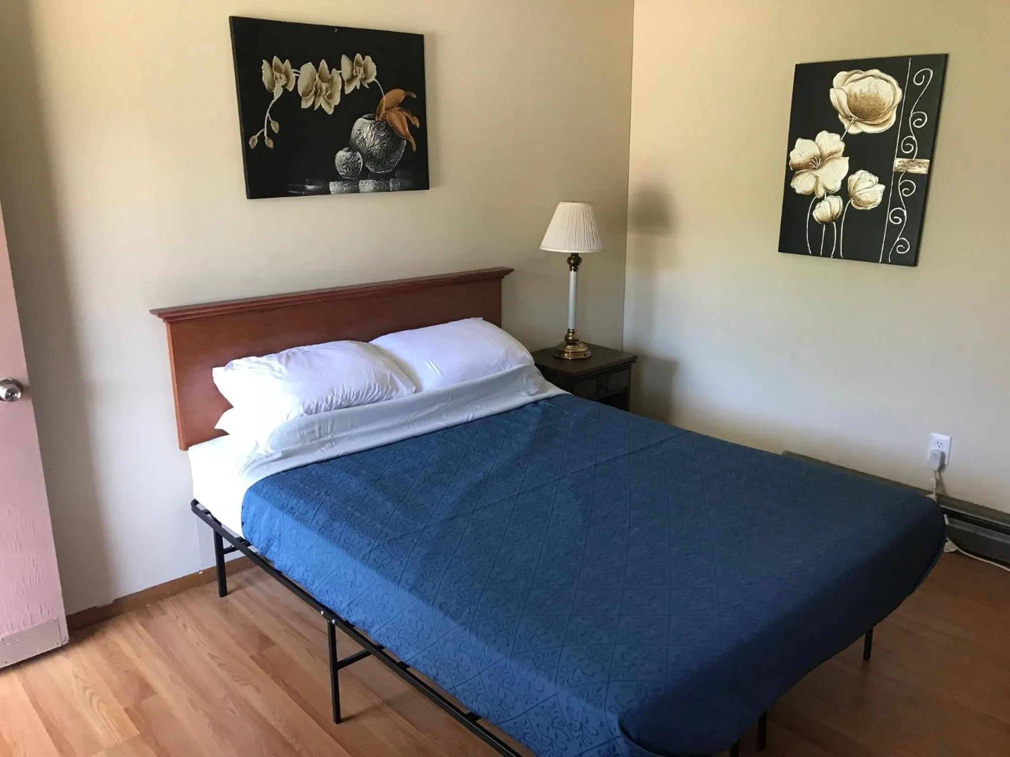 Bedroom in Hillside Motel