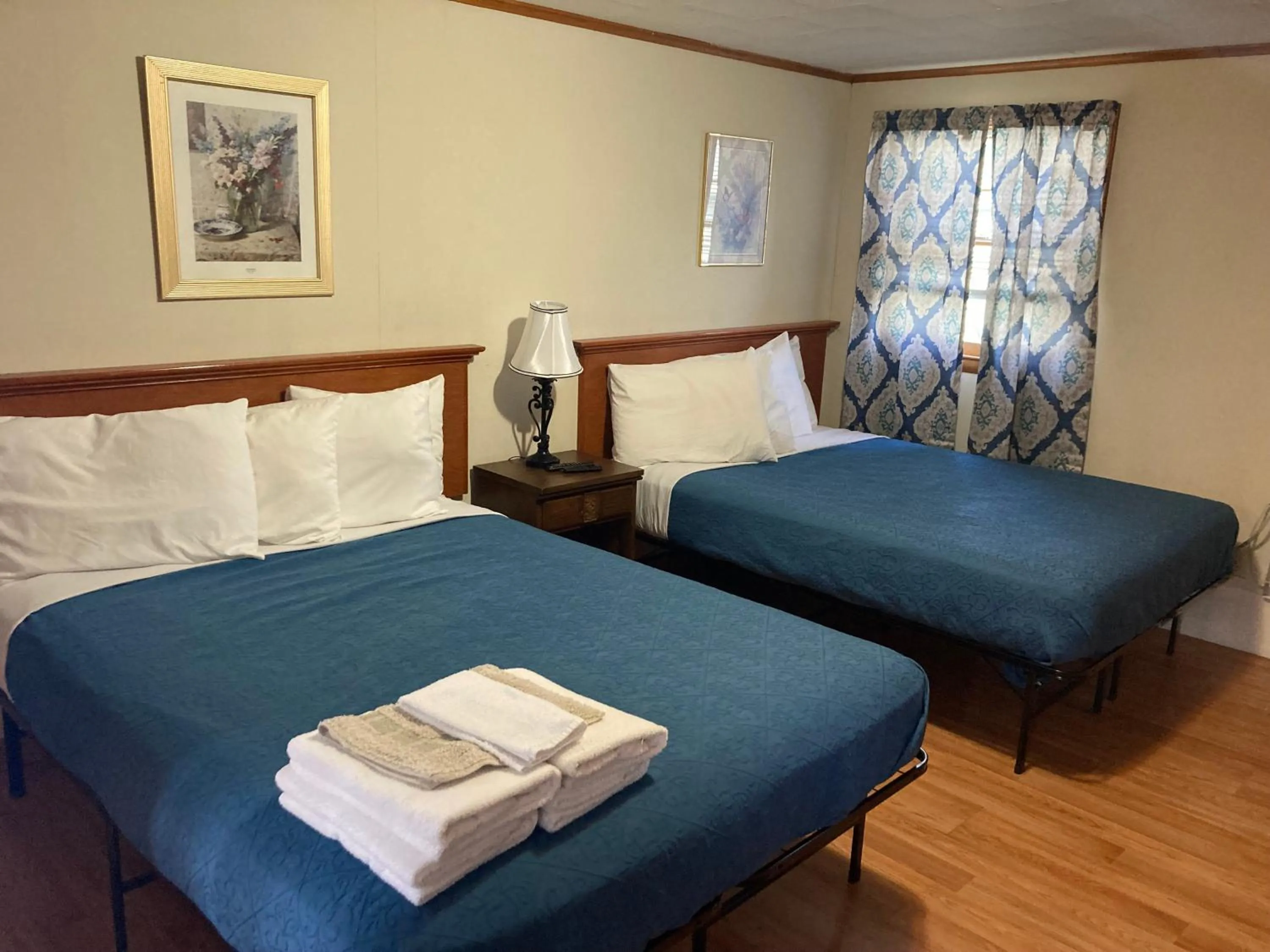 Bedroom in Hillside Motel