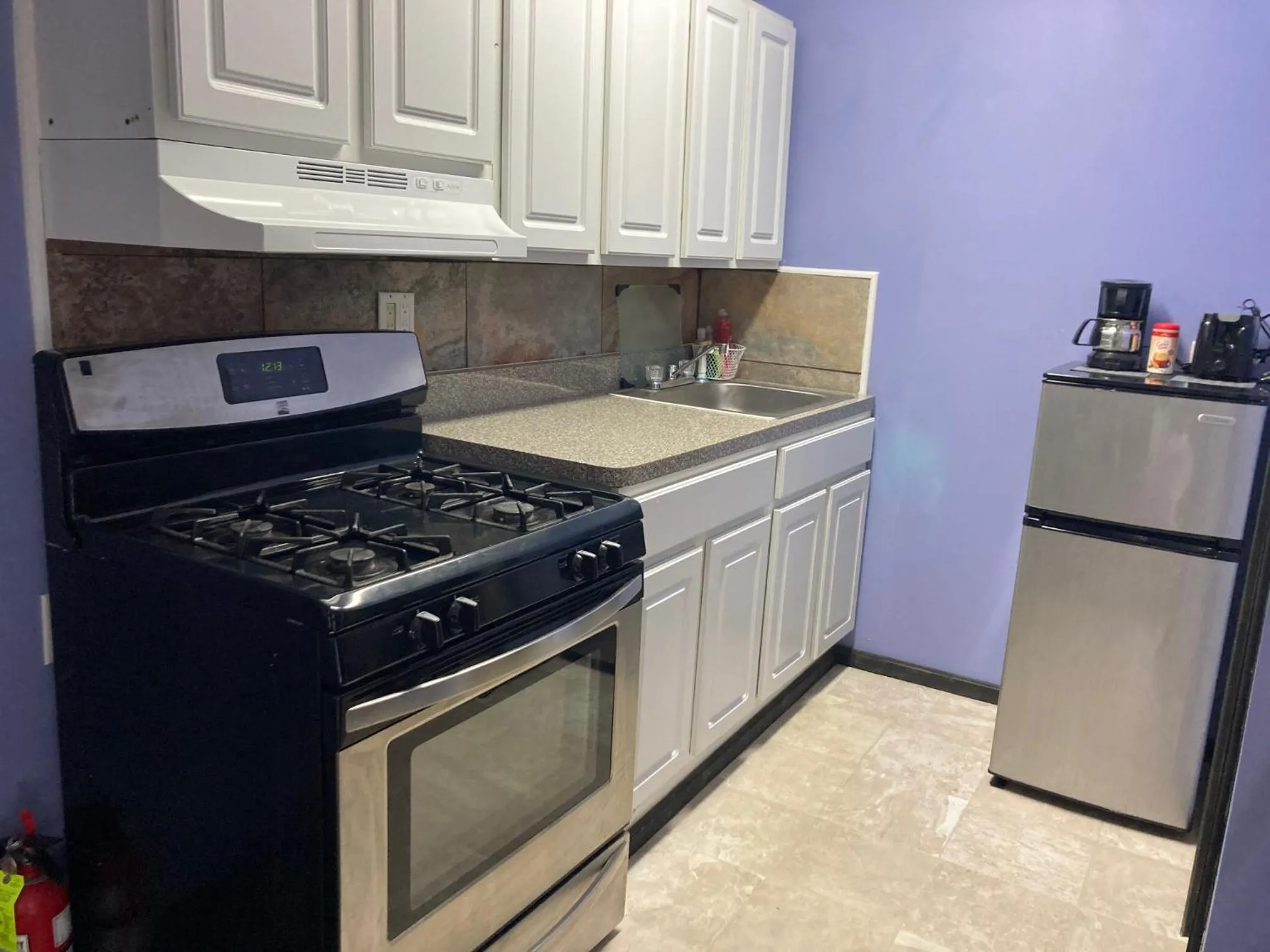 Kitchen or kitchenette in Hillside Motel