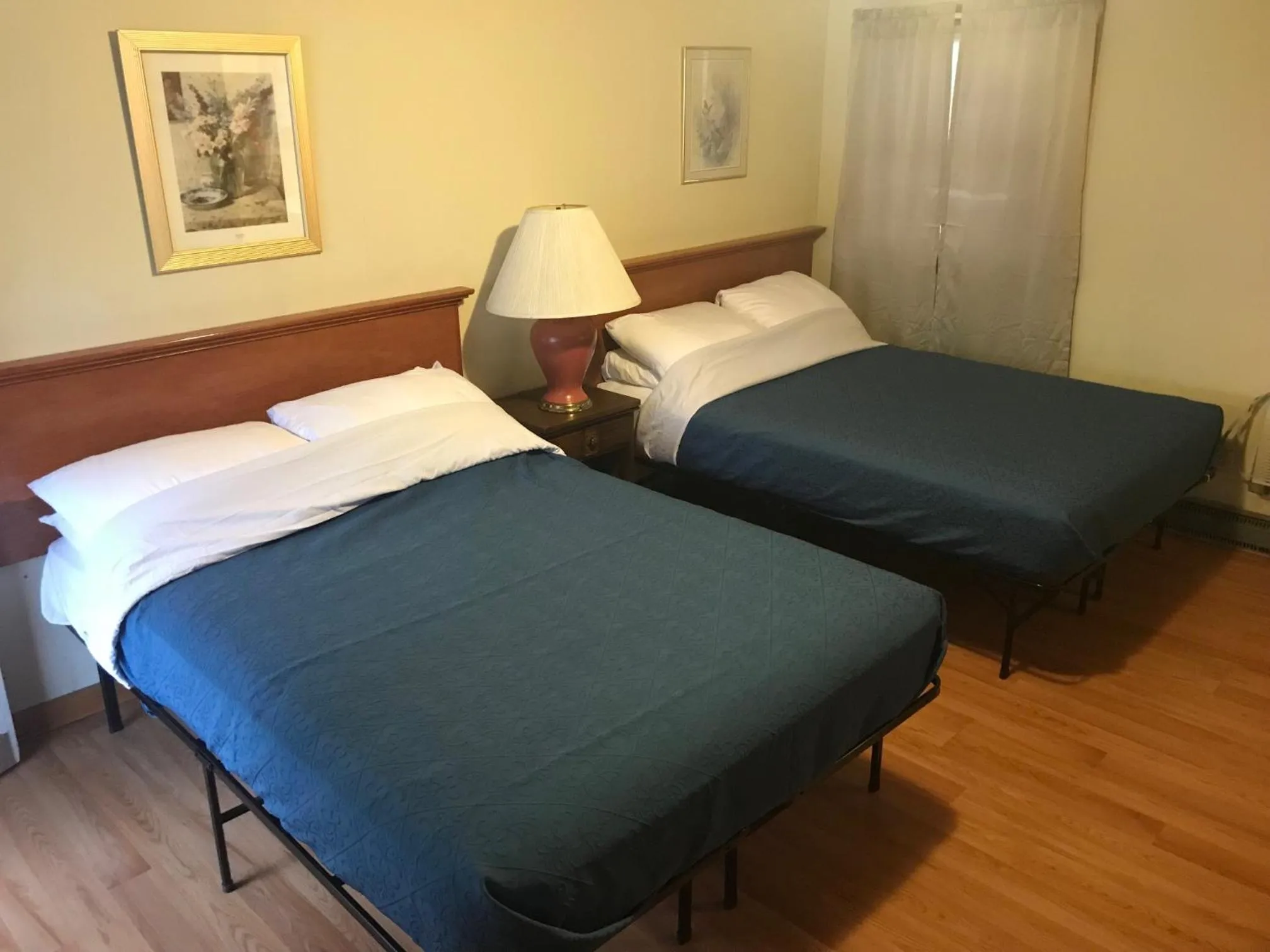 Bed in Hillside Motel