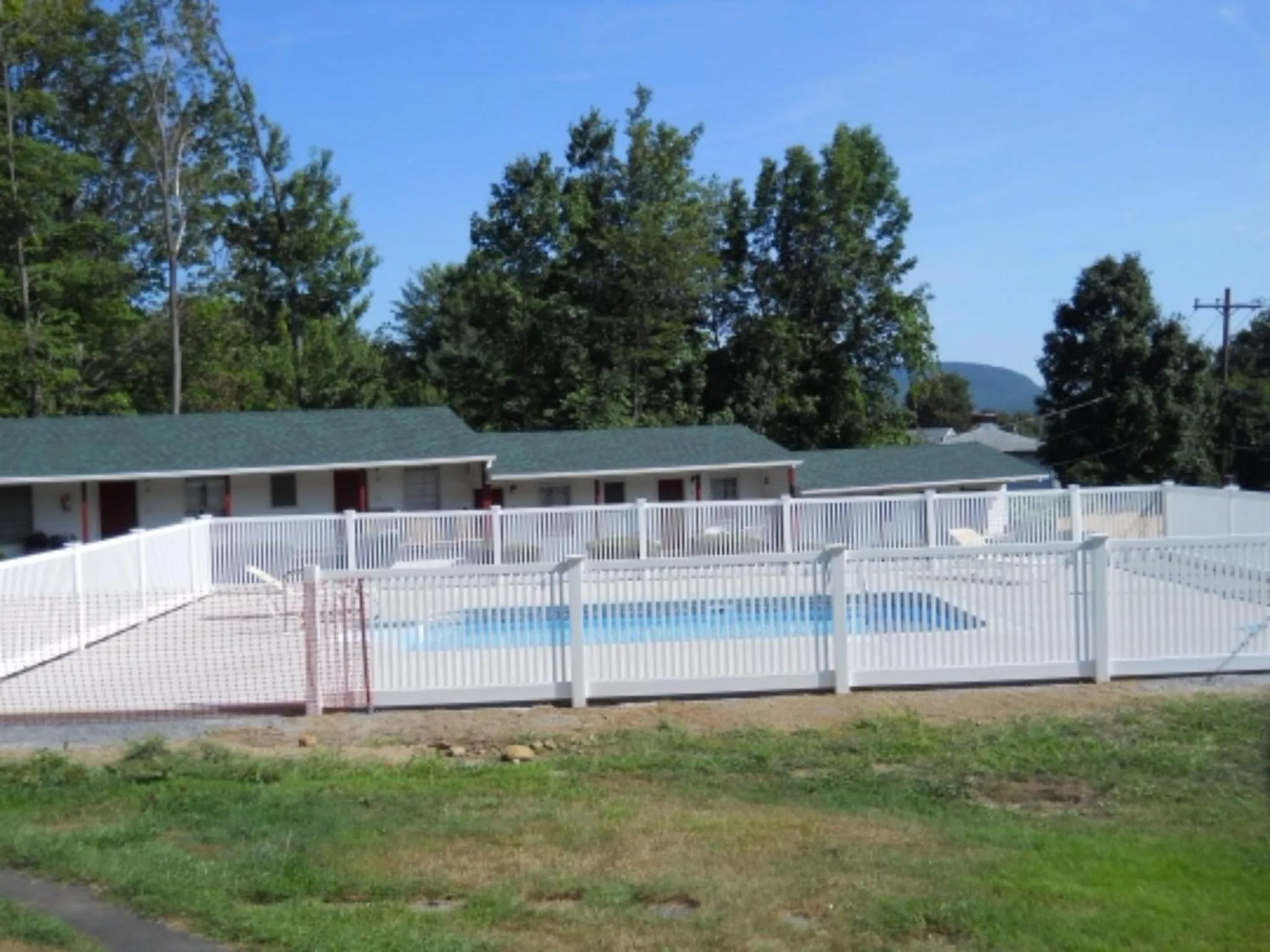 Swimming pool in Hillside Motel