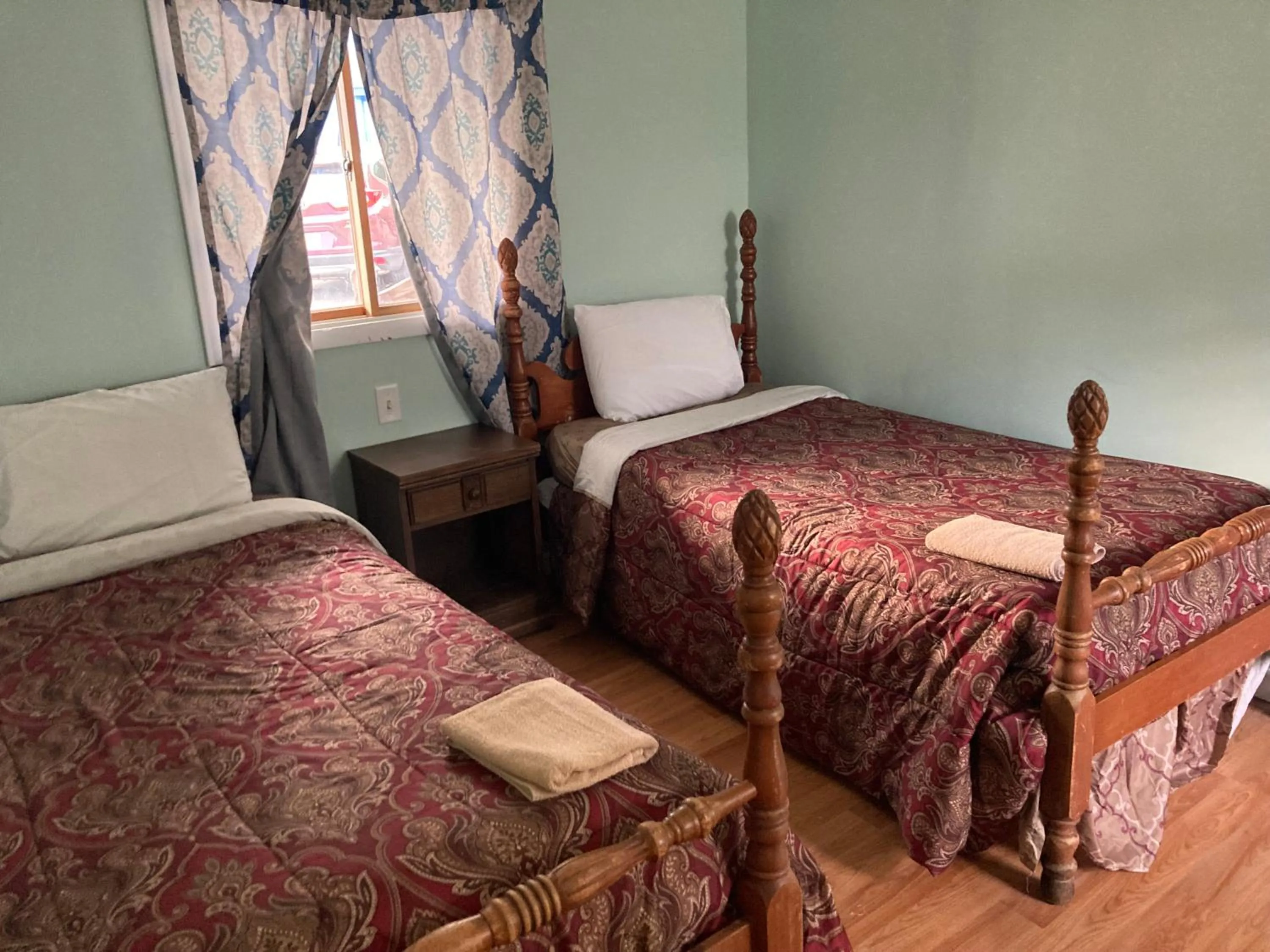 Bedroom in Hillside Motel