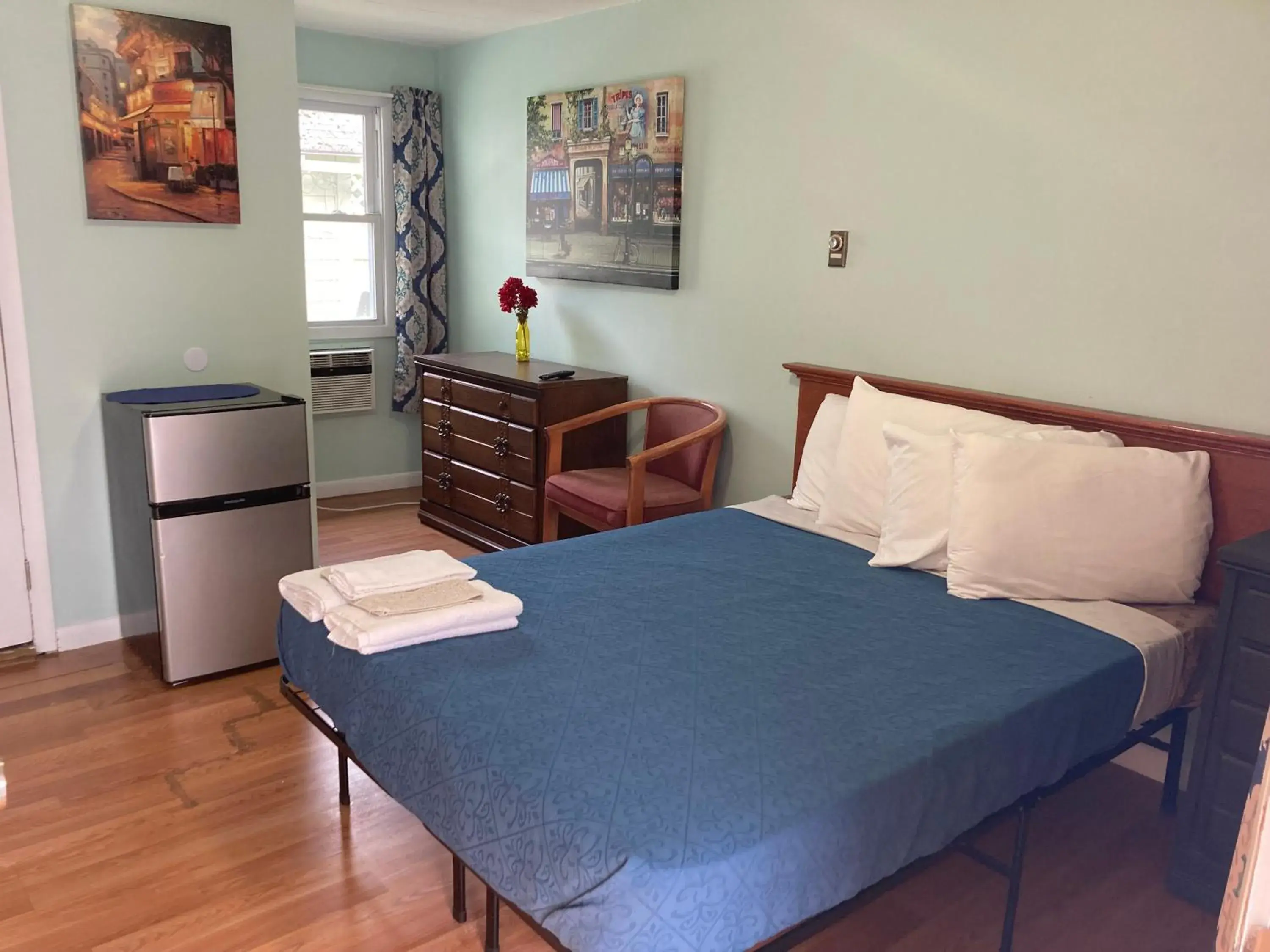 Family Room with Private Bathroom in Hillside Motel Family Room with Private Bathroom in Hillside Motel