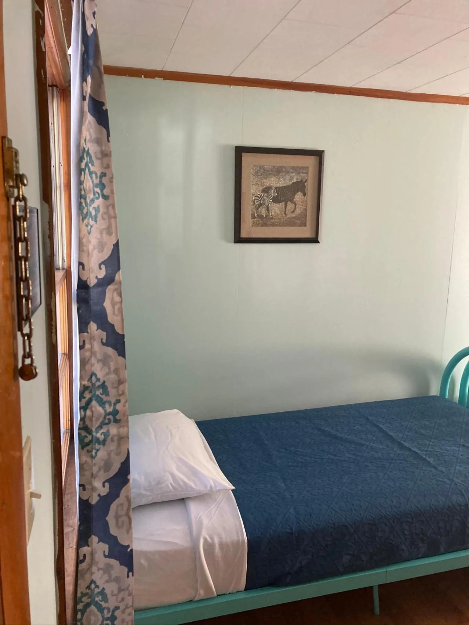 Bedroom in Hillside Motel