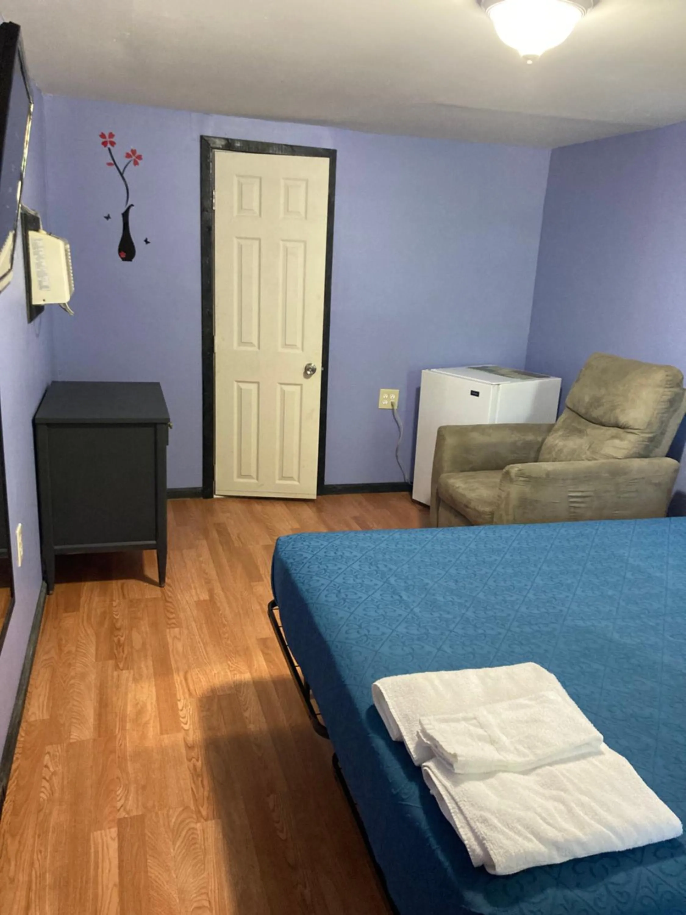 Bedroom in Hillside Motel