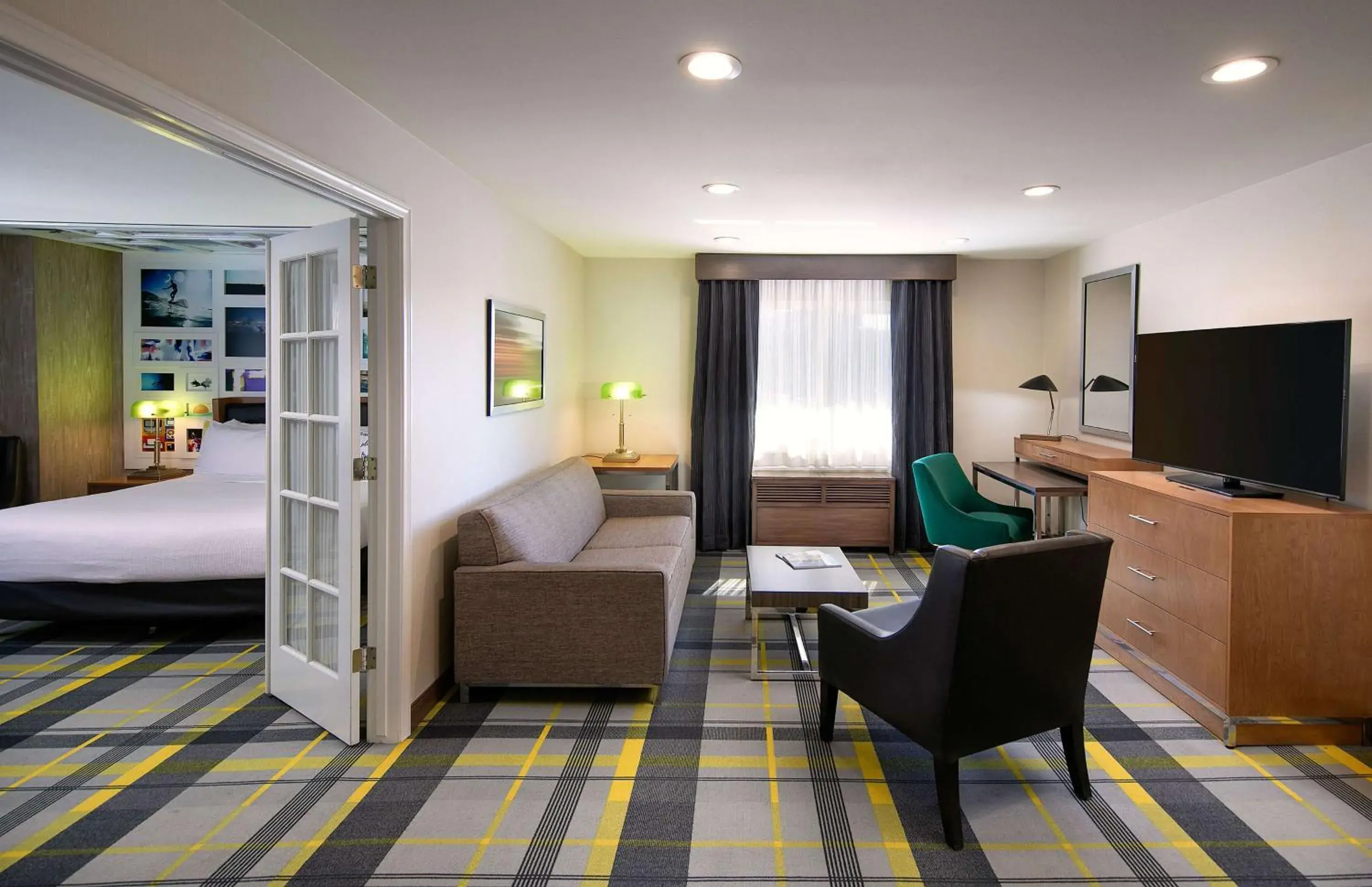 Living room, Bed in The Wayfarer San Luis Obispo, Tapestry Collection by Hilton Living room, Bed in The Wayfarer San Luis Obispo, Tapestry Collection by Hilton