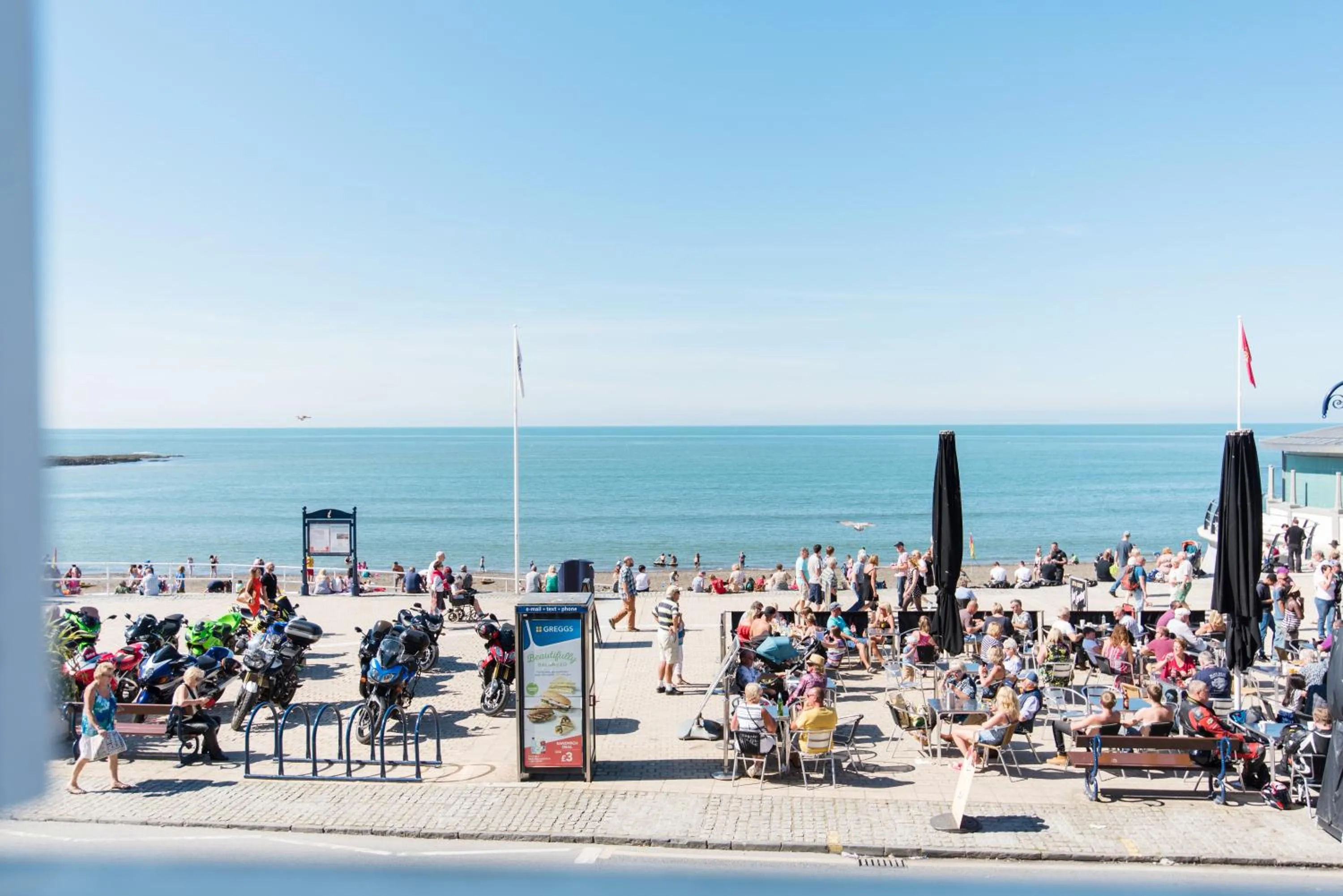 Restaurant/places to eat in Sea view Ar Lan y Mor LUXURY APARTMENT