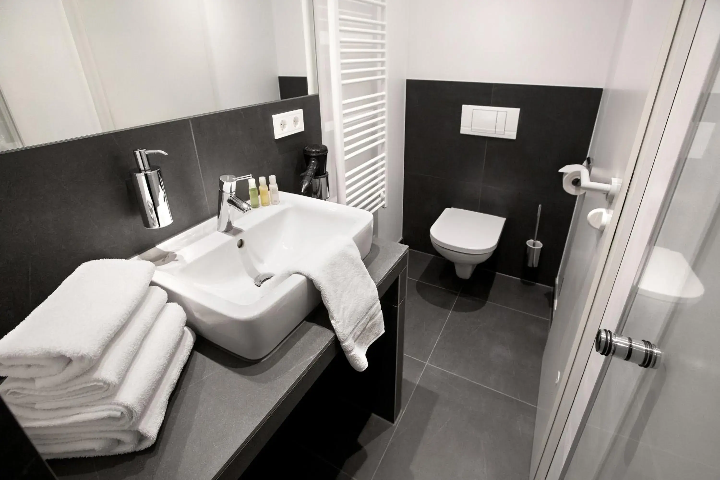 Bathroom in LINDEMANN'S Bathroom in LINDEMANN'S