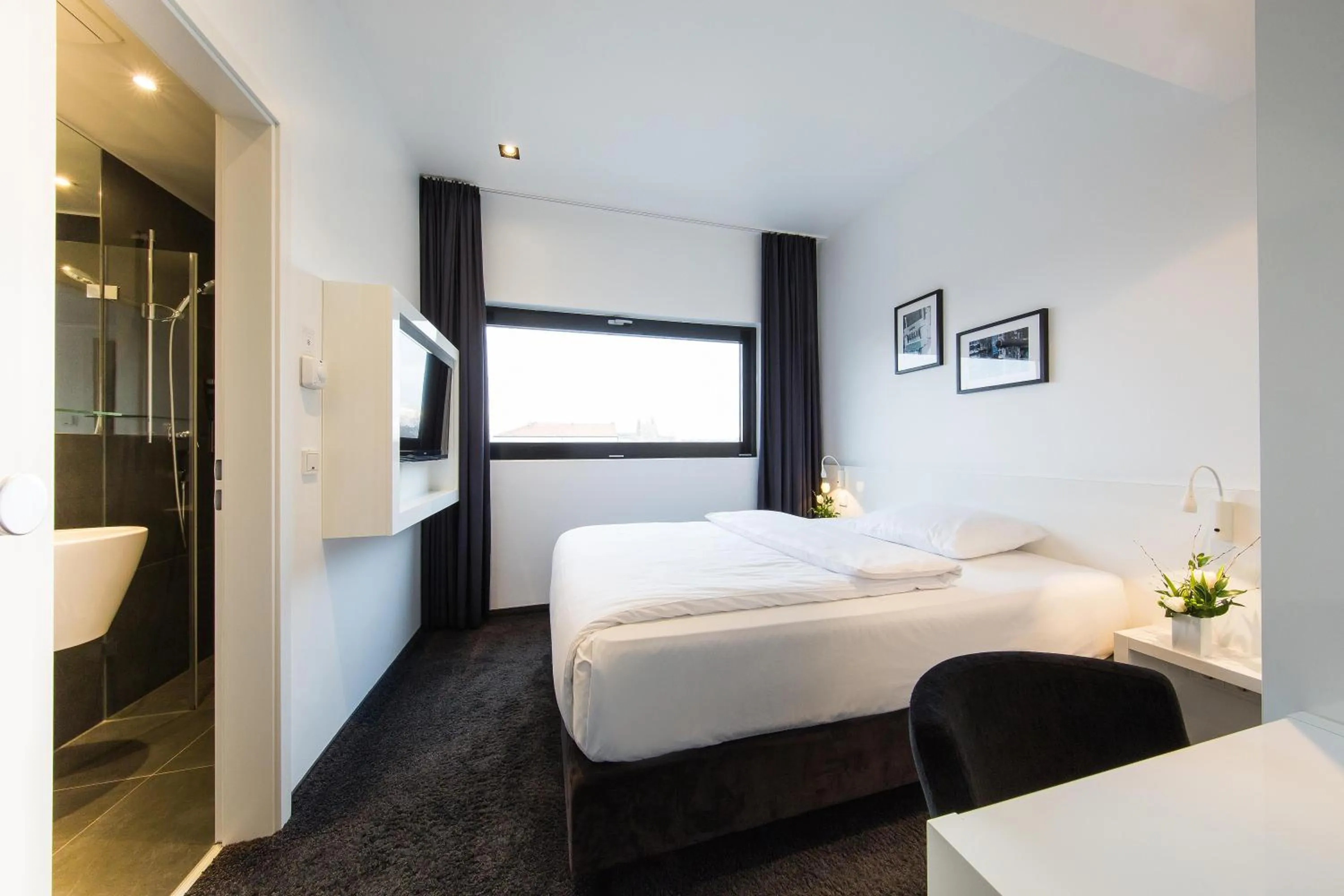 Photo of the whole room, Bed in LINDEMANN'S