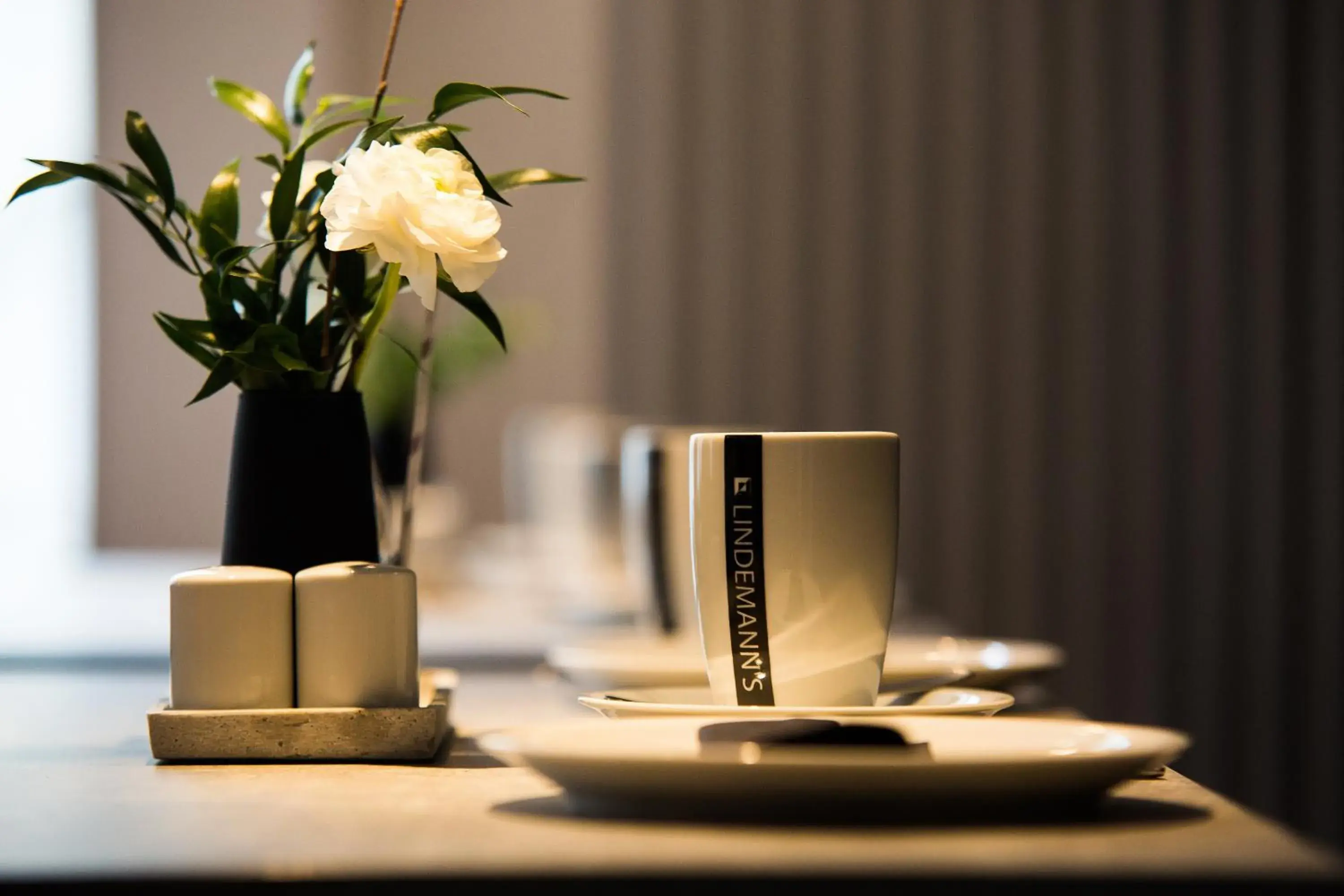 Breakfast in LINDEMANN'S Breakfast in LINDEMANN'S