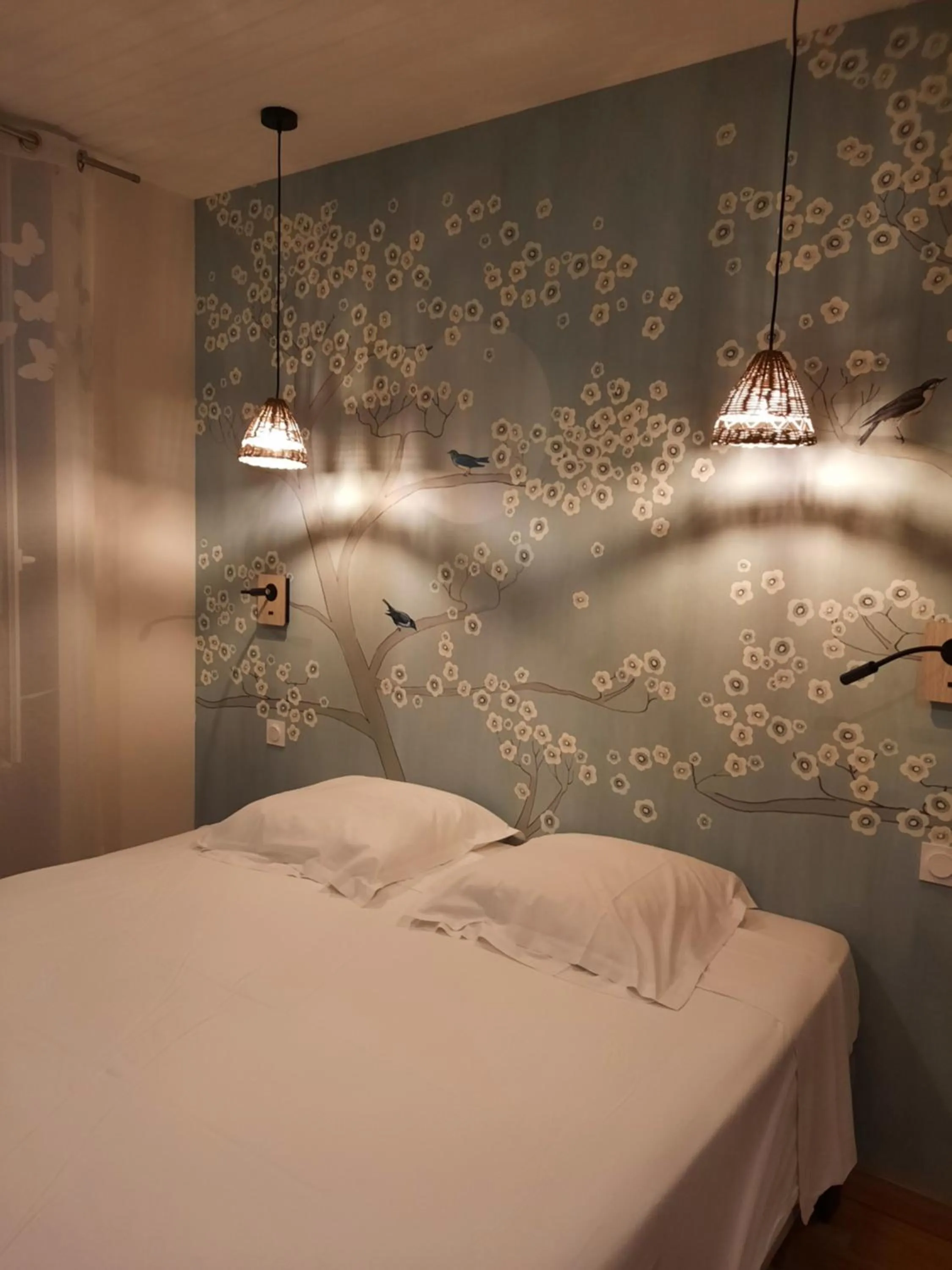 Bed in Logis Hôtels - Hôtel et Restaurant Les Voyageurs